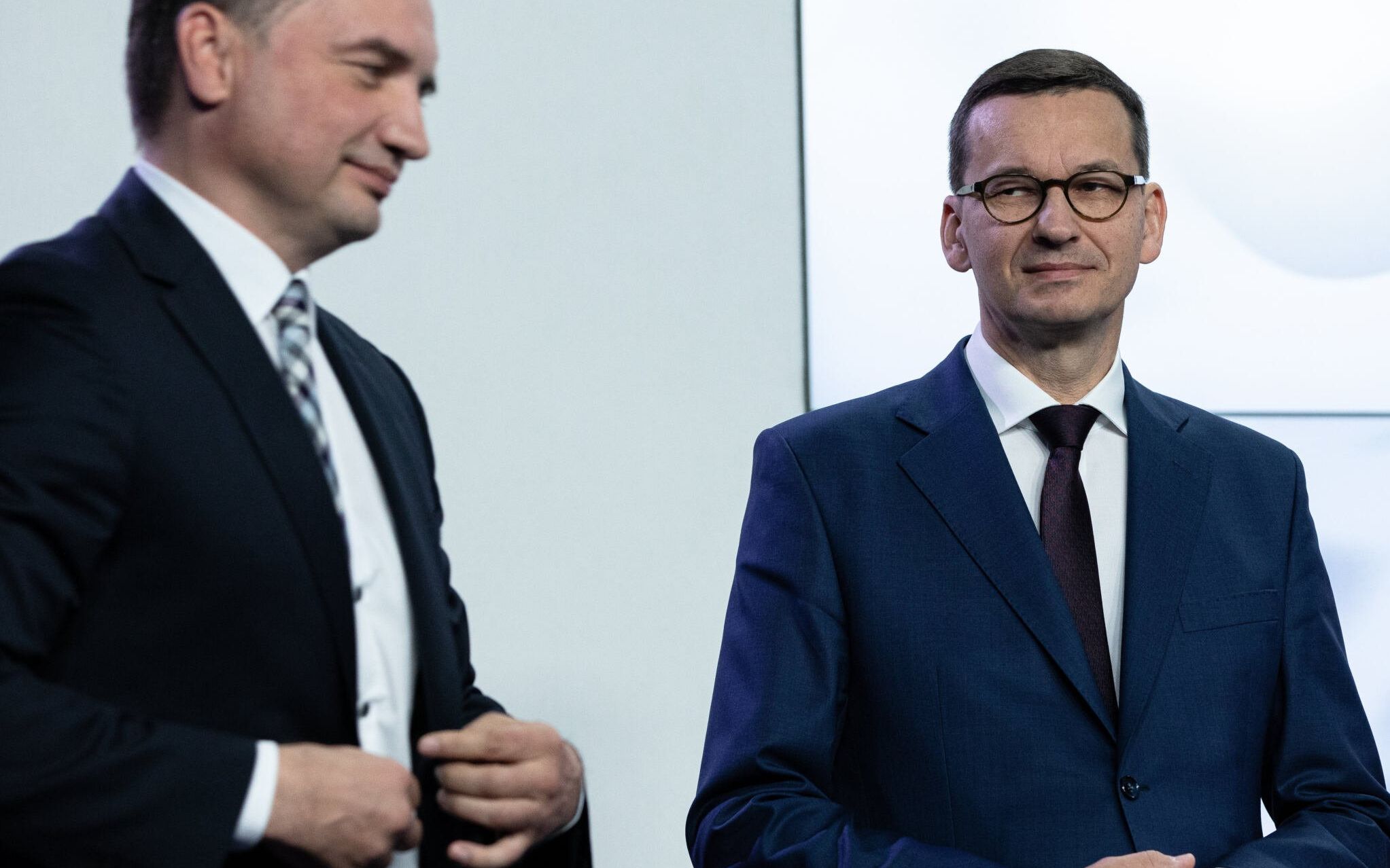 26.09.2020 Warszawa , ul. Nowogrodzka 84/86 . Prezes Solidarnej Polski Zbigniew Ziobro (L) i premier Mateusz Morawiecki (P) podczas podpisania umowy koalicyjnej liderow Zjednoczonej Prawicy .
Fot. Dawid Zuchowicz / Agencja Gazeta *** Local Caption *** .