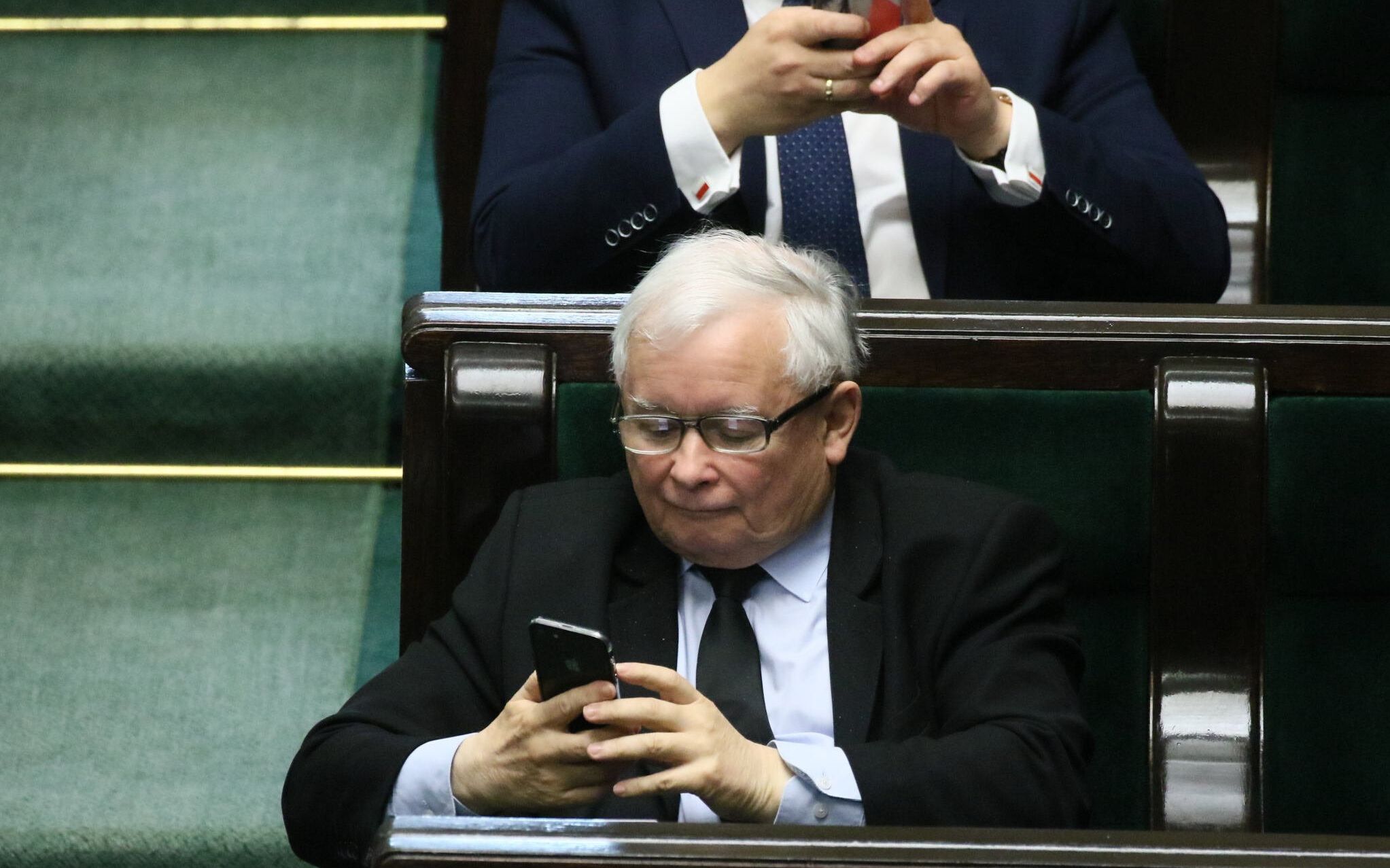 02.06.2020 Warszawa , ulica Wiejska . Trzeci dzien 12 . posiedzenia Sejmu IX kadencji . Od lewej: Jaroslaw Kaczynski , Mariusz Blaszczak podczas glosowan nad poprawkami Senatu do ustawy o wyborach prezydenckich w 2020 roku .
Fot. Slawomir Kaminski / Agencja Gazeta