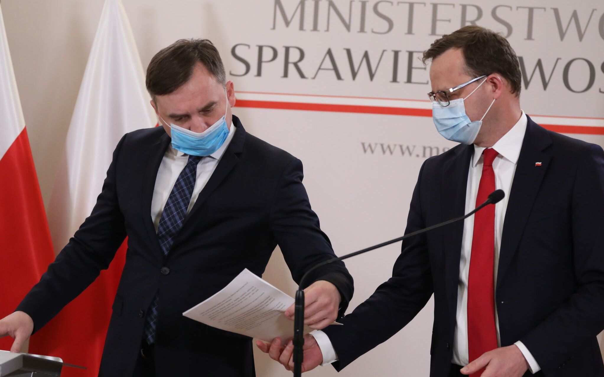 24.03.2021 Warszawa , Aleja Roz , Ministerstwo Sprawiedliwosci , minister sprawiedliwosci Zbigniew Ziobro (l) i wiceminister Marcin Romanowski (p) podczas konferencji prasowej nt. nowelizacji prawa na rzecz ochrony dzieci .
Fot. Slawomir Kaminski / Agencja Gazeta