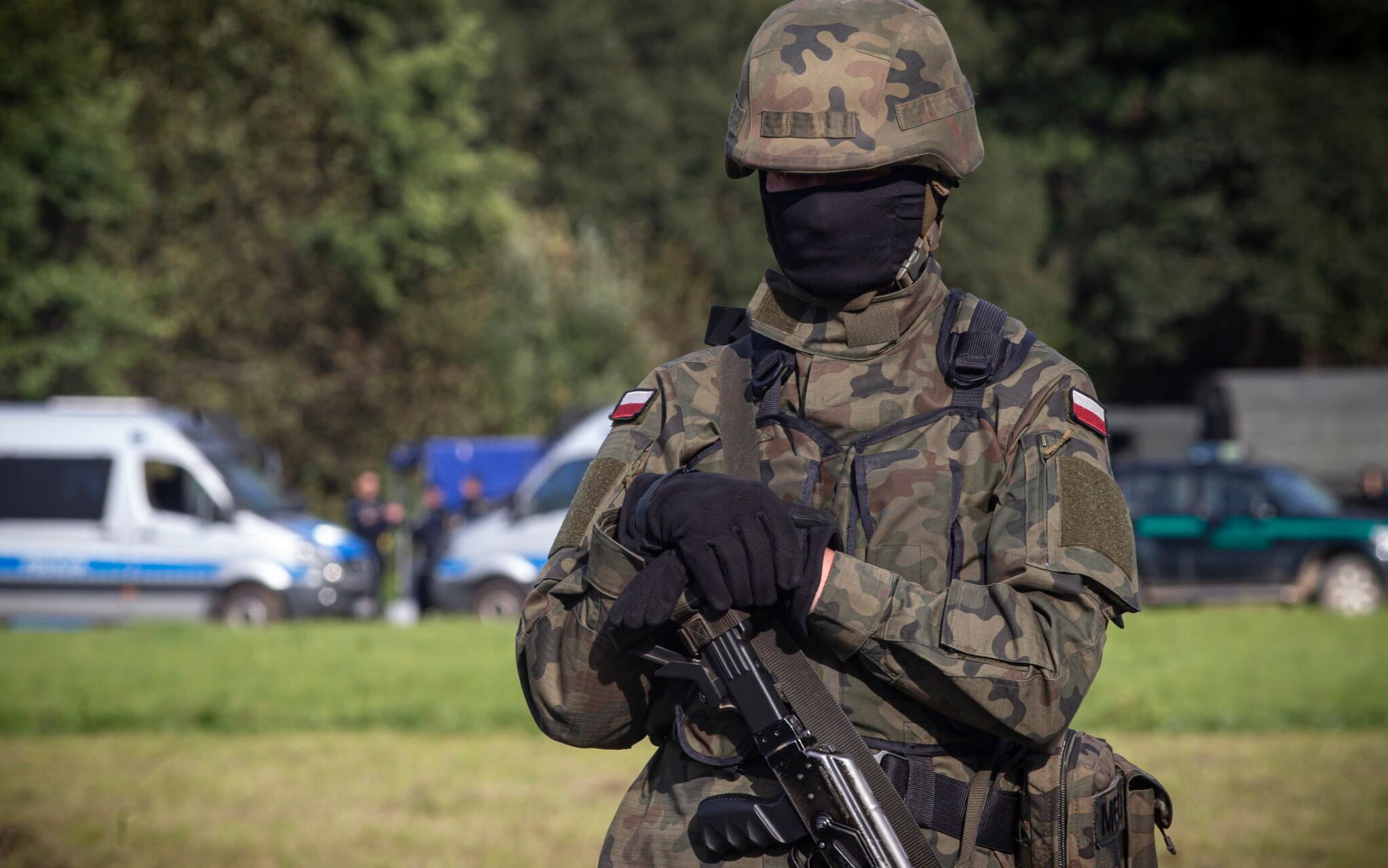 25.08.2021 Usnarz Gorny . Granica polsko - bialoruska .  Miejsce koczowania uchodzcow z Afganistanu , w tym kobiety i dzieci , na pasie granicznym , tak zwanej '' ziemi niczyjej ''. Pilnuja ich z obu stron granicy uzbrojeni straznicy , nie wpuszczajac do Polski , ani z powrotem na Bialorus .
Fot. Agnieszka Sadowska / Agencja Gazeta *** Local Caption *** .