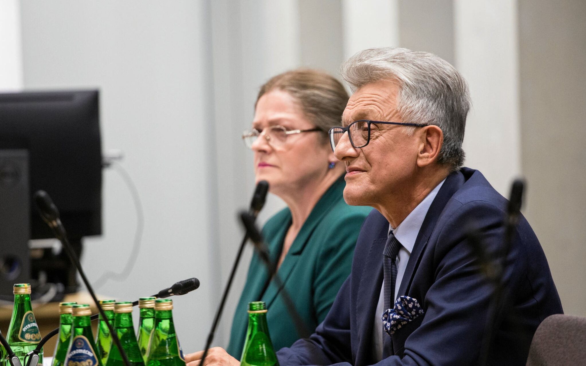 20.11.2019 Warszawa , Sejm . Byli poslowie PiS Krystyna Pawlowicz i Stanislaw Piotorwicz podczas posiedzenia Komisji Sprawiedliwosci i Praw Czlowieka . Trwa opiniowanie wnioskow w sprawie ich ew. wyboru na stanowiska sedziow Trybunalu Konstytucyjnego . Oboje byli wspolautorami i goracymi zwolennikami  przepisu mowiacego ze sedzia Sadu najwyzszego przechodzi w stan spodzynku w wieku 65 lat . Wowczas chodzilo o usuniecie z urzedu pierwszej prezes SN Malgorzaty Gersdorf . Dzis , na mocy tego przepisu , nie moga byc sedziami Trybunalu Konstytucyjnego - maja po 67 lat (wg. ustawy sedzia TK musi spelniac te same warunki co sedzia SN).
Fot. Adam Stepien / Agencja Wyborcza.pl