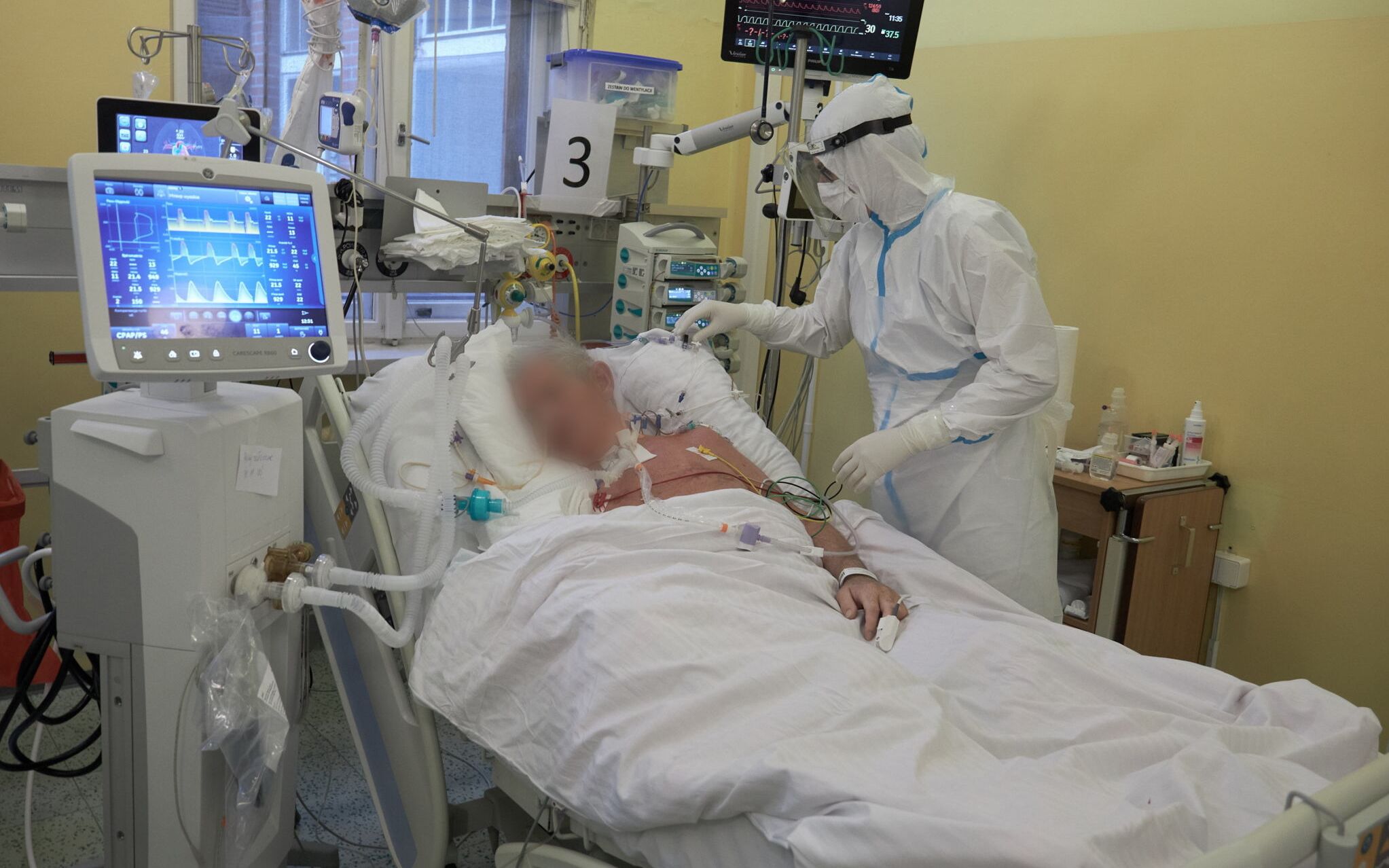 02.12.2020 , Poznan , oddzial covidowy w Szpitalu Klinicznym im. Heliodora Swiecickiego . Pod opieka anestezjologow pod respiratorami przebywa kilkadziesiat pacjentow w najciezszym stadium koronawirusa . Smiertelnosc wynosi 65% .
Fot. Lukasz Cynalewski / Agencja Gazeta