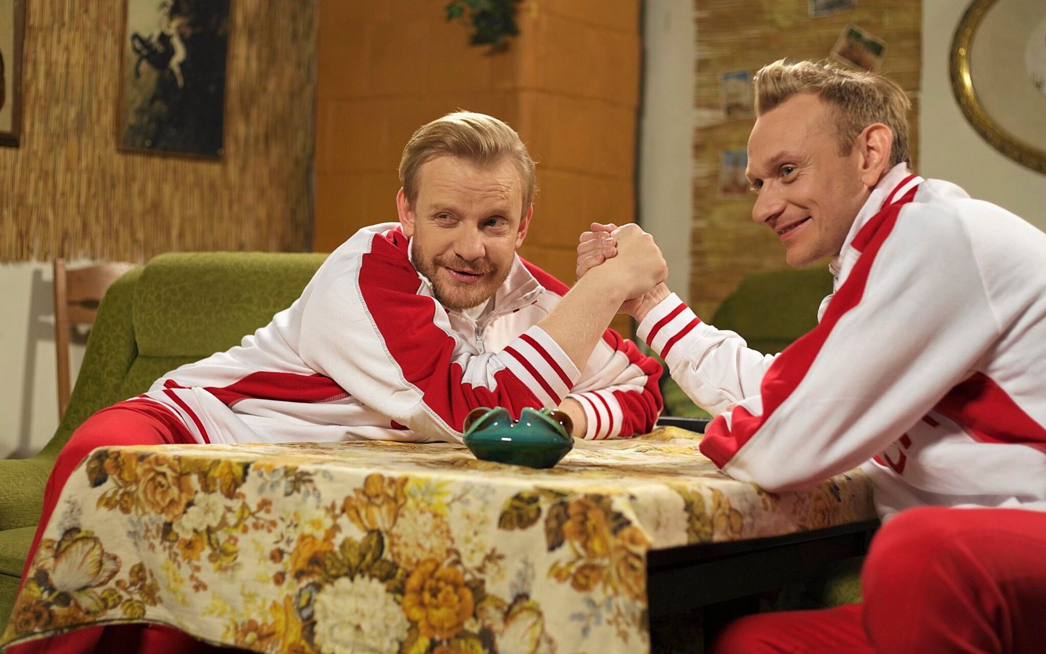 16.02.2015 Wroclaw . Aktor Bartosz Zukowski (l) i pilkarz Sebastian Mila na planie filmowym serialu " Swiat wedlug Kiepskich ".
Fot . Marta Lasek / Agencja Wyborcza.pl