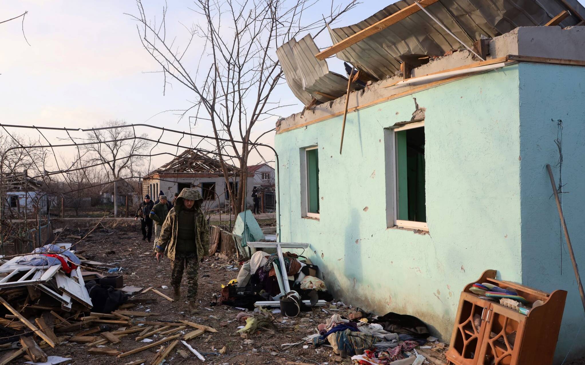 Ukrainian servicemen inspect a house which was destroyed by Russian forces in the village of Bachtanka near Mykolaiv, a key city on the road to Odessa on March 27, 2022. - In the southern town of Mykolaiv, under heavy assault for weeks, the bombardments appeared to be easing. (Photo by Oleksandr GIMANOV / AFP)