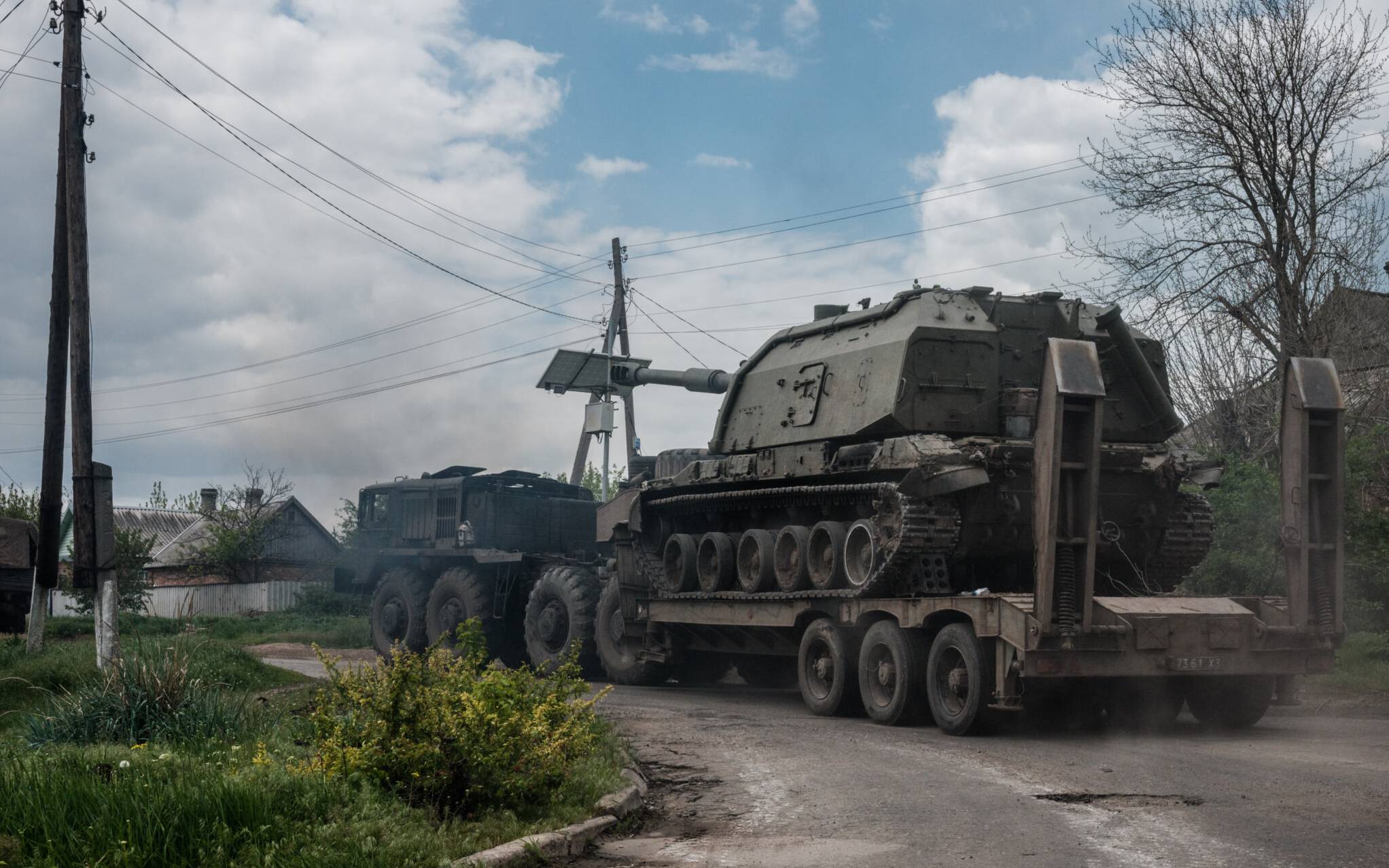 This photograph taken on May 10, 2022, shows an Ukrainian Army's self-propelled howitzer  loading on a tank transporter near Bakhmut, eastern Ukraine, amid the Russian invasion of Ukraine. (Photo by Yasuyoshi CHIBA / AFP)