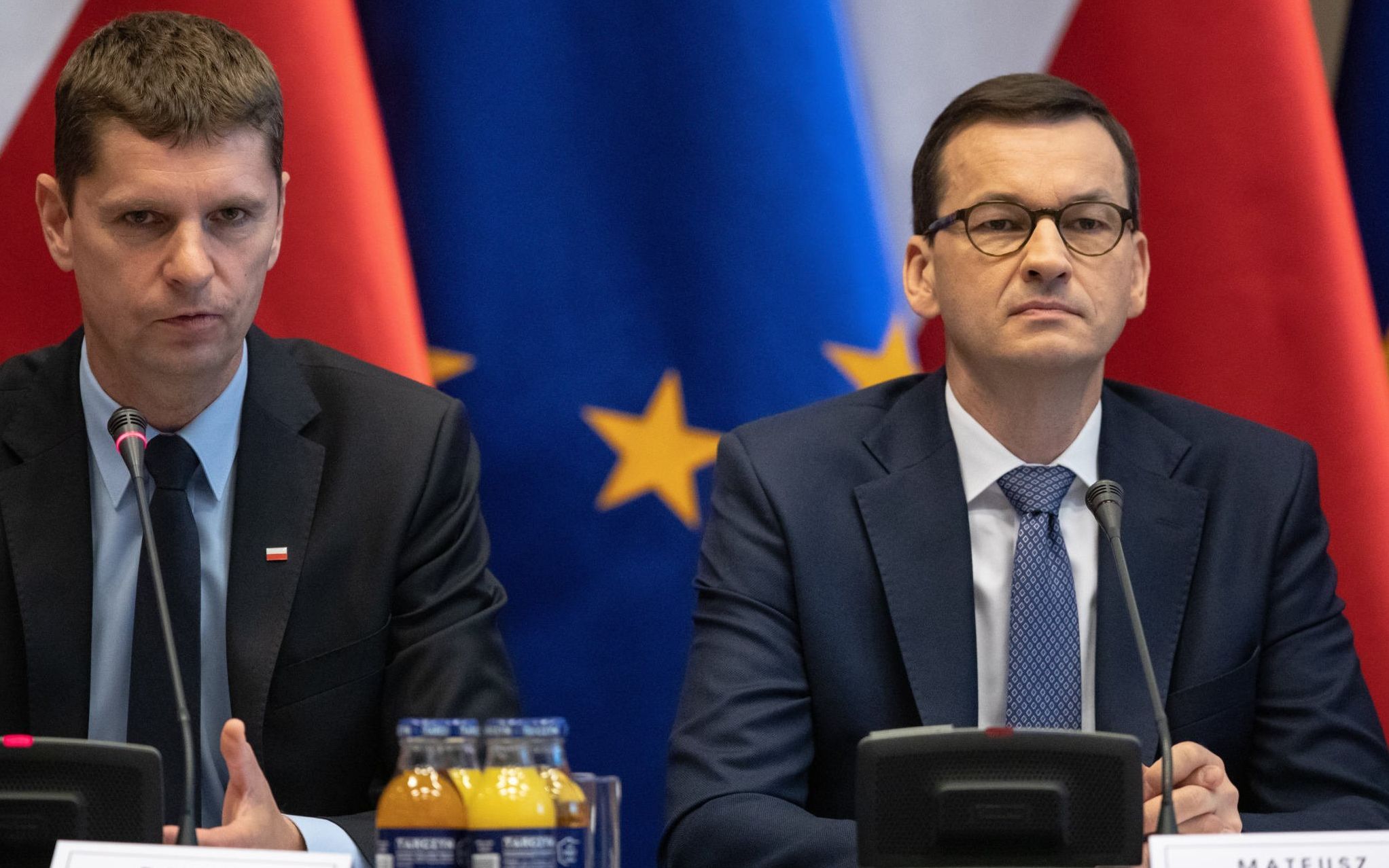 17.06.2019 Warszawa , Krajowa Szkola Administracji Publicznej . Minister edukacji narodowej Dariusz Piontkowski (L) i premier Mateusz Morawiecki (P) podczas czwartej odslony Okraglego Stolu Edukacyjnego . 
Fot. Dawid Zuchowicz / Agencja Gazeta