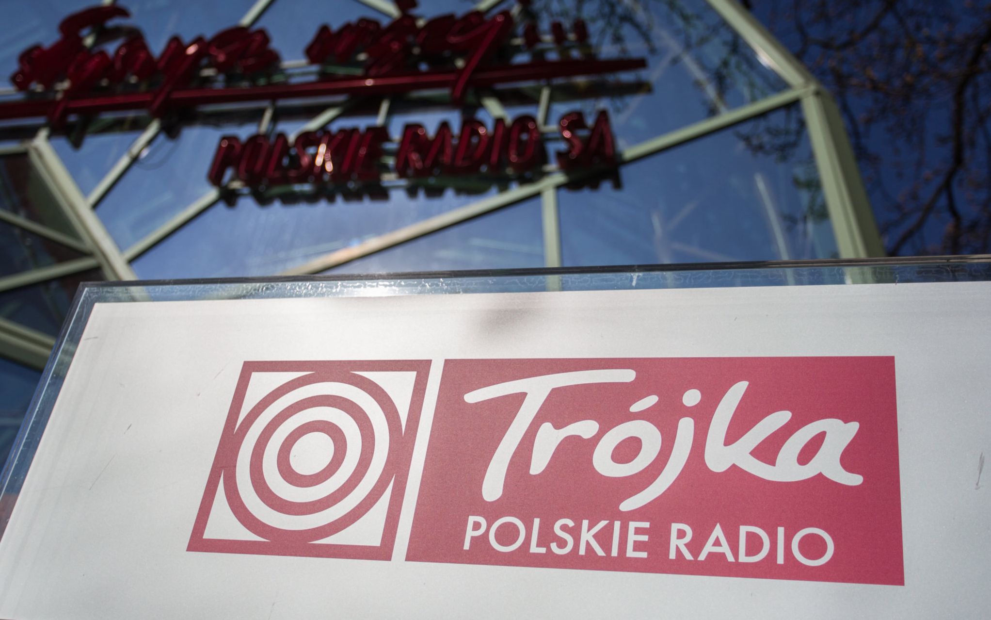 09.04.2020 Warszawa , ulica Mysliwiecka , siedziba Trojki Polskiego Radia . Samochod z protestem przeciw zmianom w programie Trzecim Polskiego Radia .
Fot. Adam Stepien / Agencja Gazeta