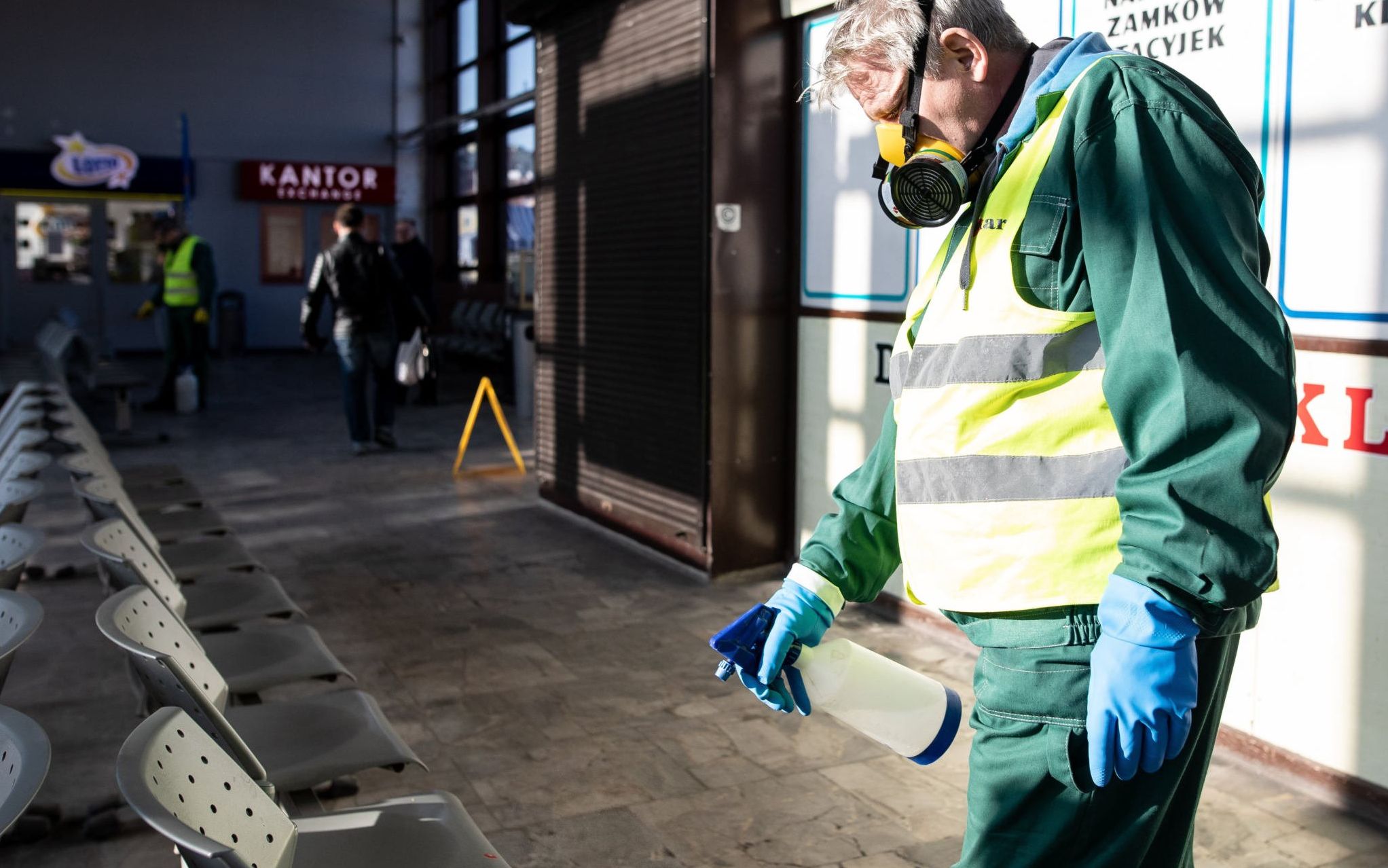 19.03.2020 Lublin , Dworzec Glowny PKS . Pracownicy odkazaja poczekalnie z powodu epidemii koronawirusa .
Fot. Jakub Orzechowski / Agencja Gazeta