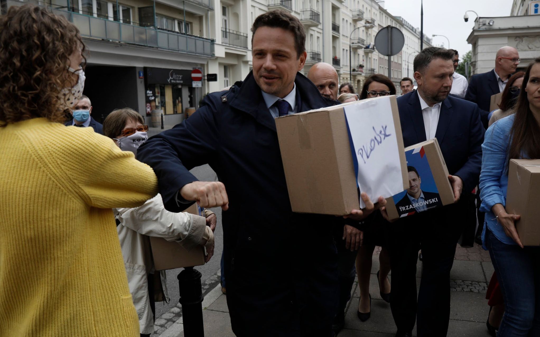 09.06.2020 Warszawa . Kandydat Koalicji Obywatelskiej Rafal Trzaskowski sklada podpisy pod swoja kandydatura na prezydenta w Panstwowej Komisji Wyborczej .
Fot. Maciek Jazwiecki / Agencja Gazeta