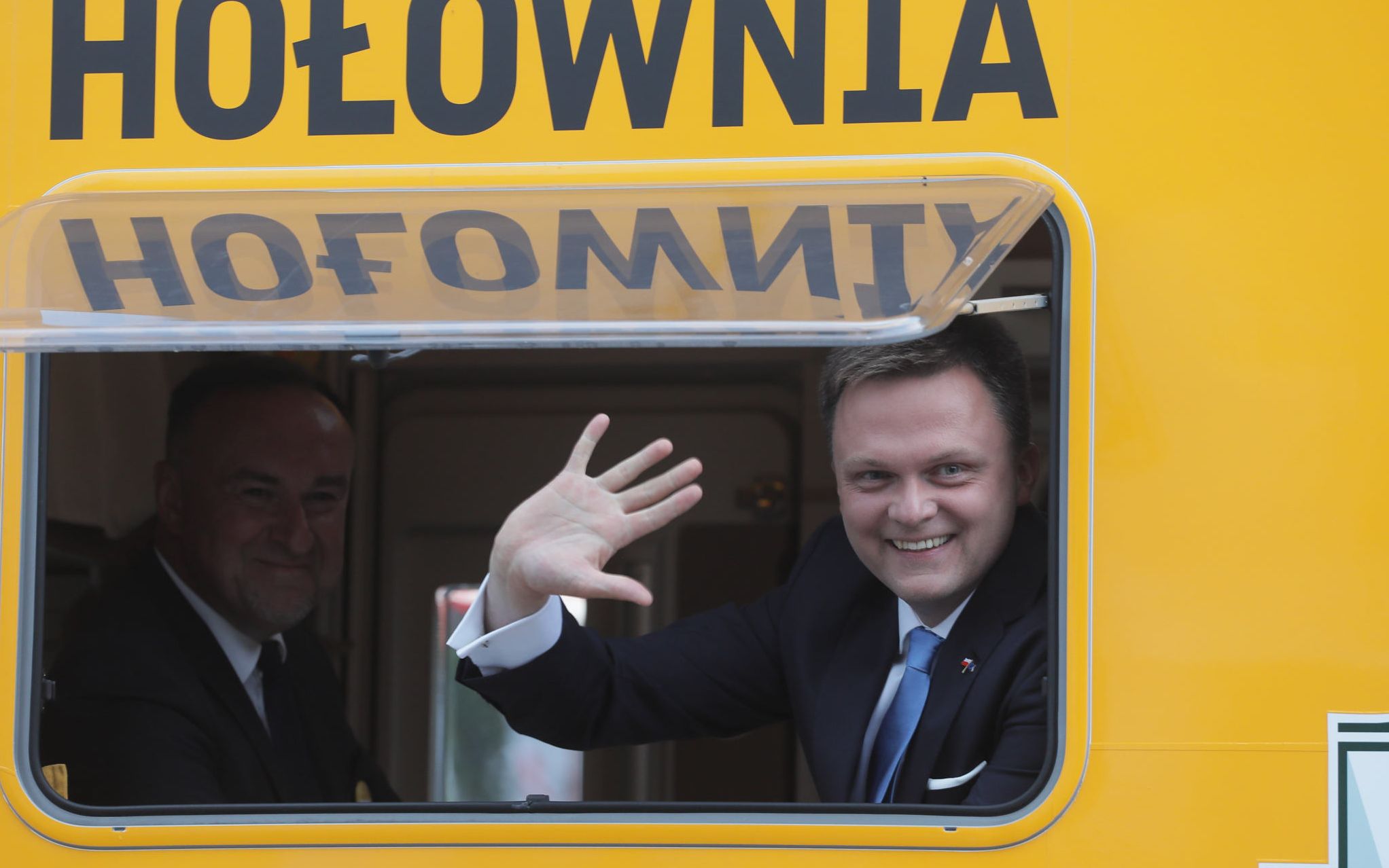 17.06.2020 Warszawa , ulica Jana Pawla Woronicza . Telewizja Polska . Od lewej: szef sztabu wyborczego Szymona Holowni Michal Kobosko , kandydat na stanowisko prezydenta RP Szymon Holownia w drodze na debate przedwyborcza .
Fot. Slawomir Kaminski / Agencja Gazeta