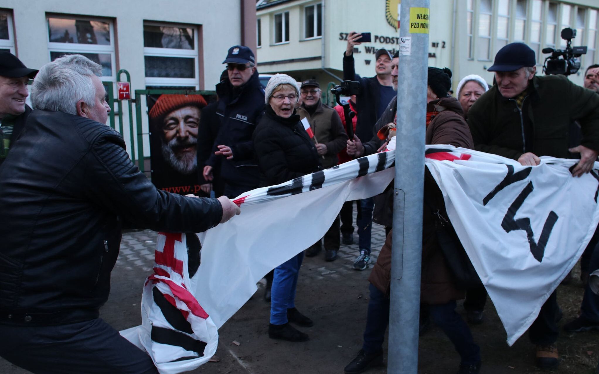 27.02.2020 . Rabka . Wiec wyborczy prezydenta Andrzeja Dudy oraz protest przeciwnikow prezydenta .
Fot. Jakub Wlodek / Agencja Gazeta