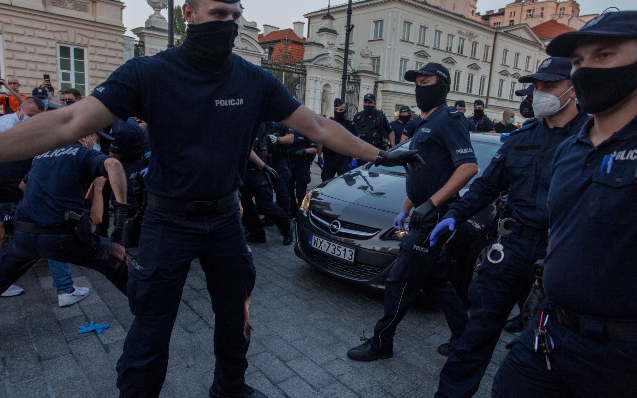 07.08.2020 Warszawa . ulica Krakowskie Przedmiescie . Blokada aresztowania aktywistki KPH .
Fot. Adam Stepien / Agencja Gazeta