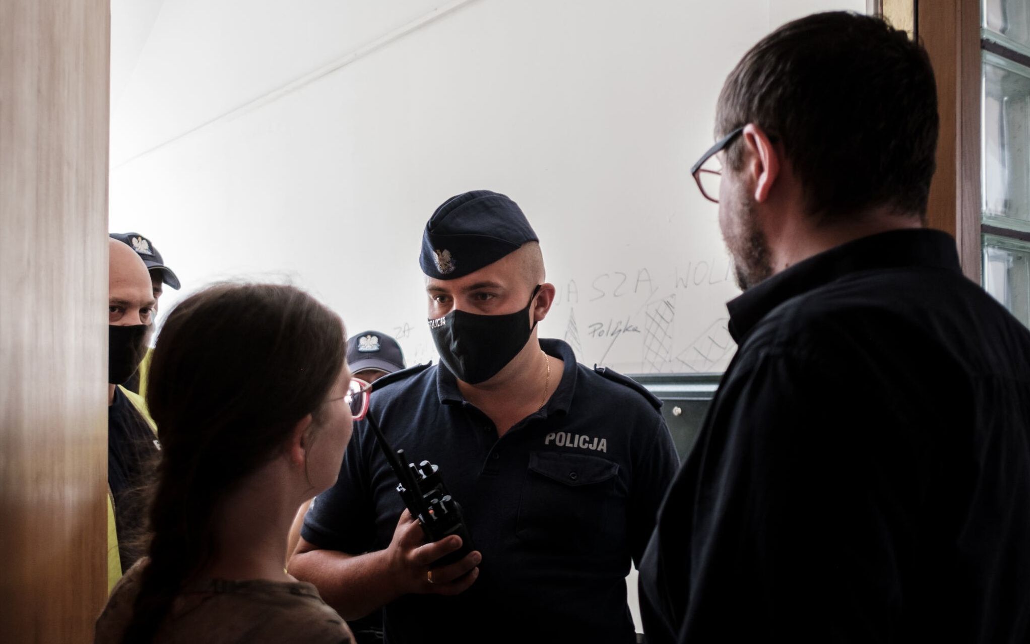 Grafika do artykułu Policja próbowała wejść do siedziby Lewicy Razem. Bo wywiesili antyfaszystowskie hasła