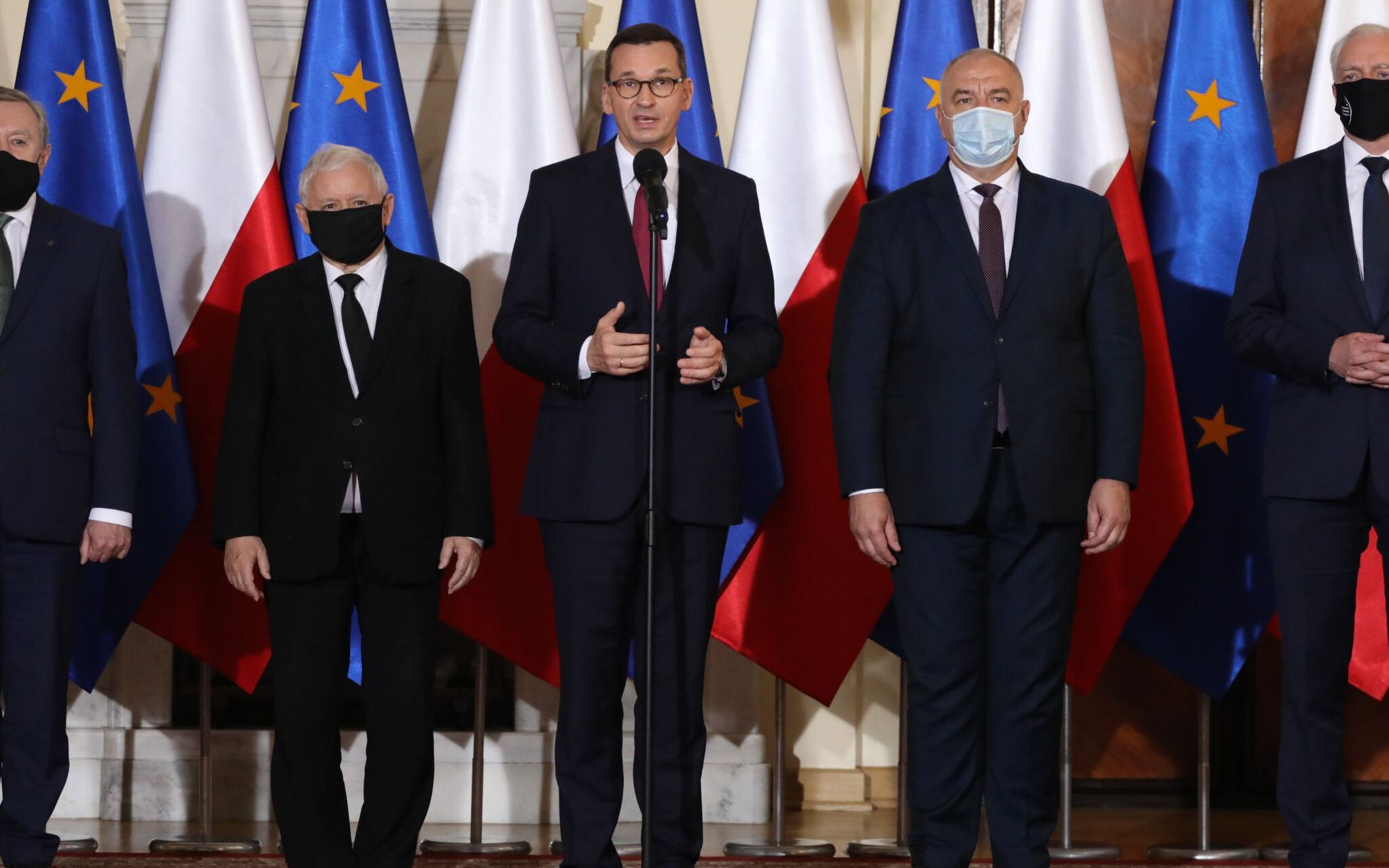 29.09.2020 Warszawa . Kancelaria Prezesa Rady Ministrow . Premier Mateusz Morawiecki (c) , nowy wicepremier Jaroslaw Kaczynski (2l) , wicepremier , minister kultury Piotr Glinski (l) , wicepremier Jacek Sasin (2p) i nowy wicepremier, minister rozwoju, pracy i technologii Jaroslaw Gowin (p) podczas konferencji prasowej , na ktorej zostaly przedstawione zmiany w rzadzie .
Fot. Slawomir Kaminski / Agencja Gazeta