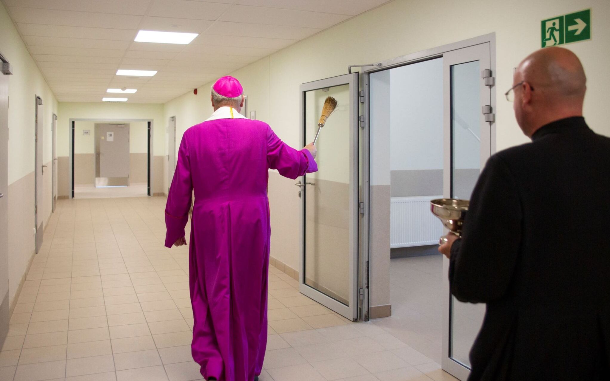 Grafika do artykułu Na religię marsz! Obostrzenia pandemiczne w szkołach używane do wymuszania udziału w katechezie