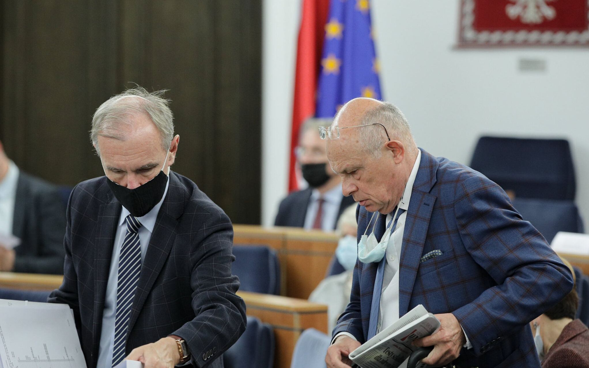 14.10.2020 Warszawa , Senat . Senatorowie Bogdan Klich (l) i Marek Borowski (p) podczas posiedzenia Senatu, na ktorym bedzie bedzie glosowanie nad nowelizacja ustawy o ochronie zwierzat .
Fot. Dawid Zuchowicz / Agencja Gazeta