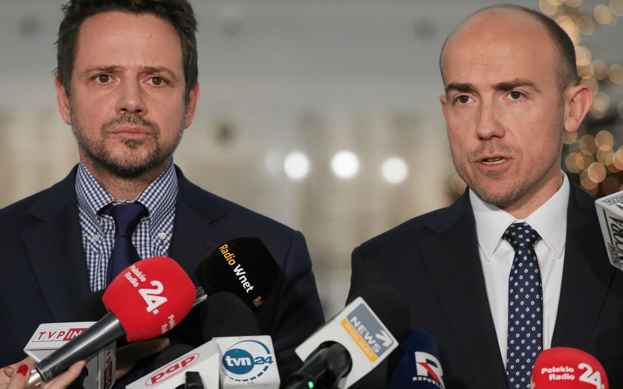 19.12.2019  Warszawa , ulica Wiejska . Sejm . Od lewej: prezydent Warszawy Rafal Trzaskowski , posel Borys Budka podczas konferencji prasowej .
Fot. Slawomir Kaminski / Agencja Gazeta