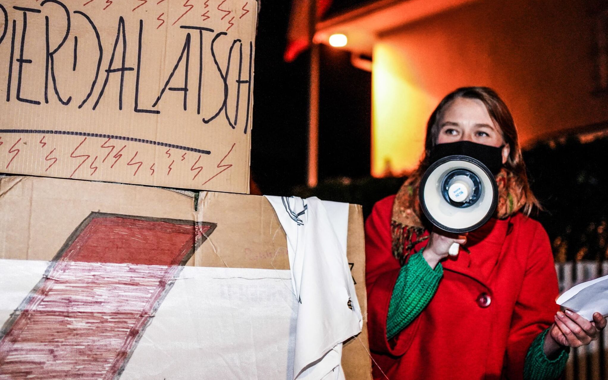 Grafika do artykułu „Berlin też was nie chce. Wypierdalać!" Protesty pod willą Przyłębskich. Jak wytropili „Krwawą Julię"?