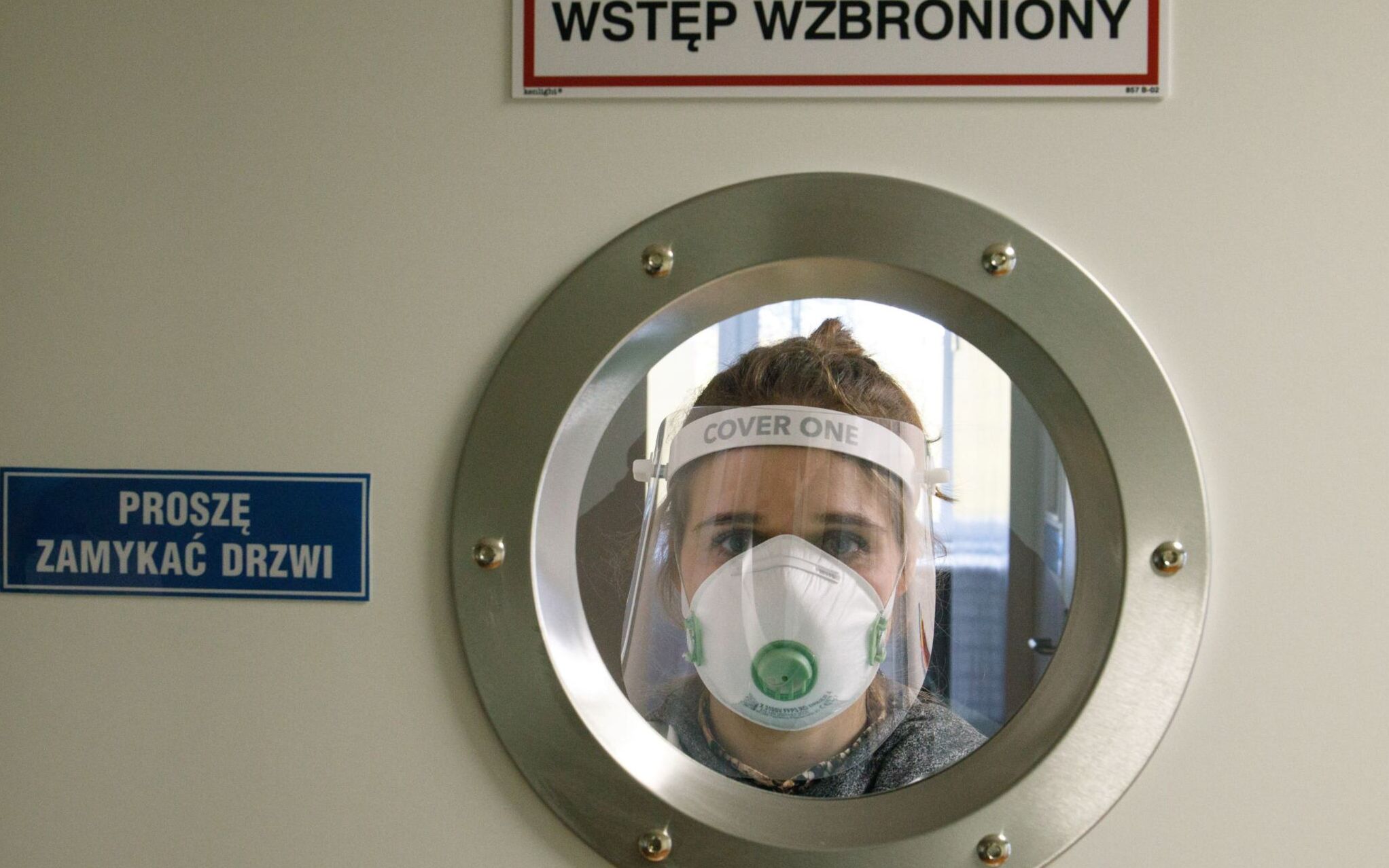 Grafika do artykułu Bardzo prosty przewodnik po COVID-19. Po ludzku o tym, co zrobić, gdy mamy wirusa w domu