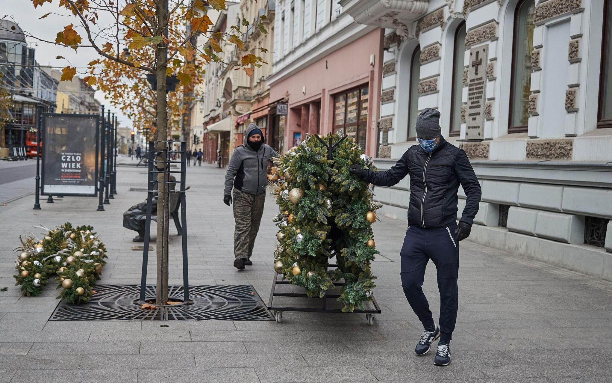 Grafika do artykułu Święta nie będą świętami, ferie zimowe - feriami. Rząd mówi o błędach, rzeczywistość trzeszczy
