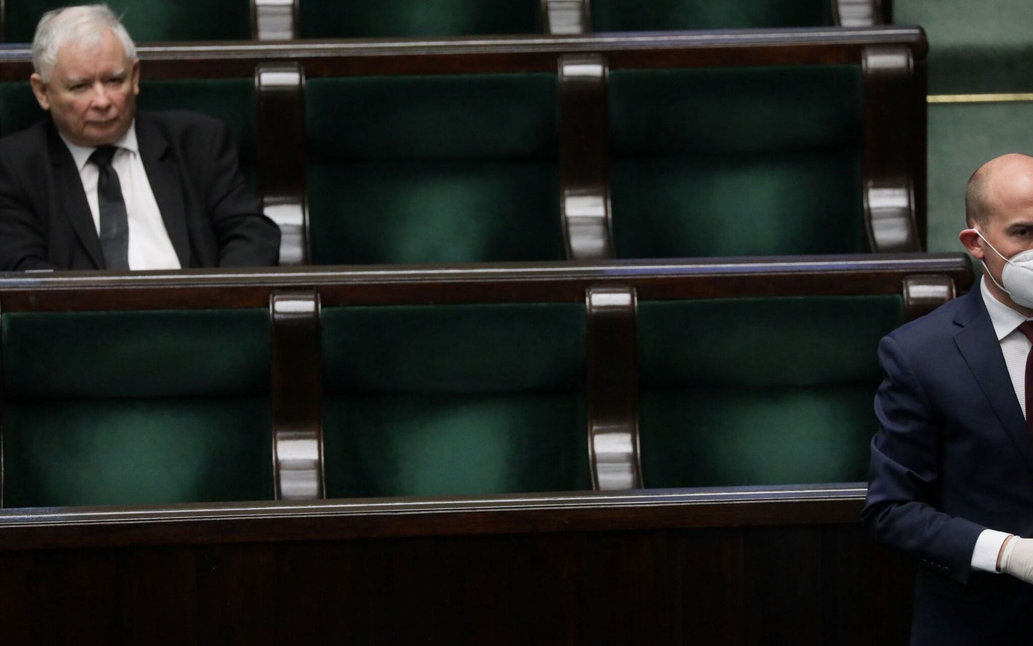 Grafika do artykułu Kaczyński: PO to „lewacki ekstremizm”. Budka: PiS to „narodowy socjalizm”. Kto ma rację? Sprawdzamy