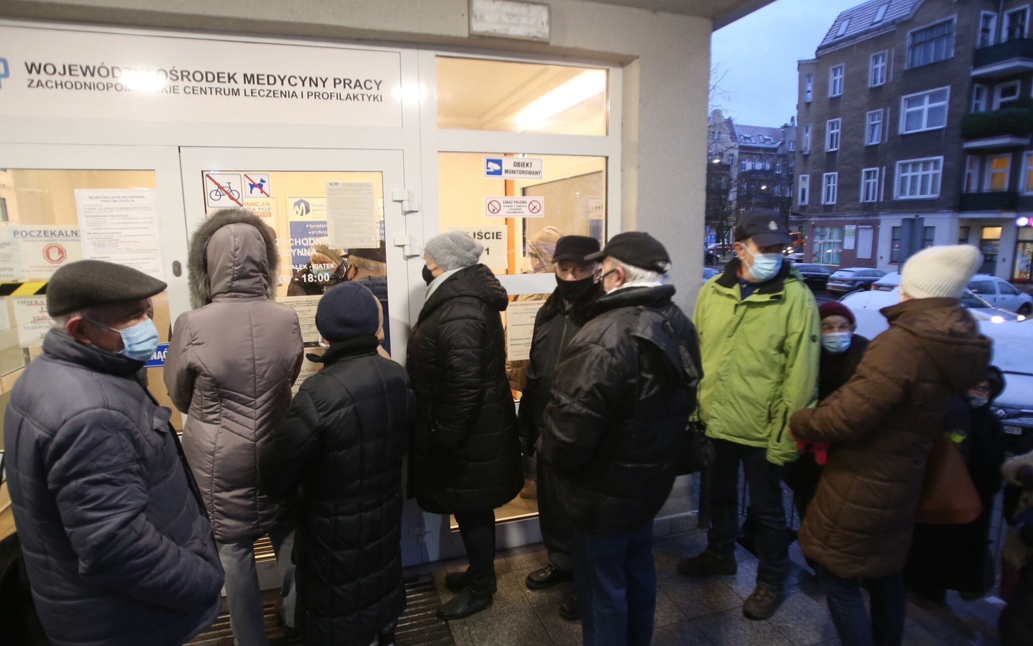 15.01.2021 Szczecin , ulica Boleslawa Smialego . Wojewodzki Osrodek Medycyny Pracy . O godzinie 8 . 00 zaczelo sie stacjonarne rejestrowanie osob chetnych na szczepienie przeciwko covid .
Fot. Cezary Aszkielowicz / Agencja Gazeta