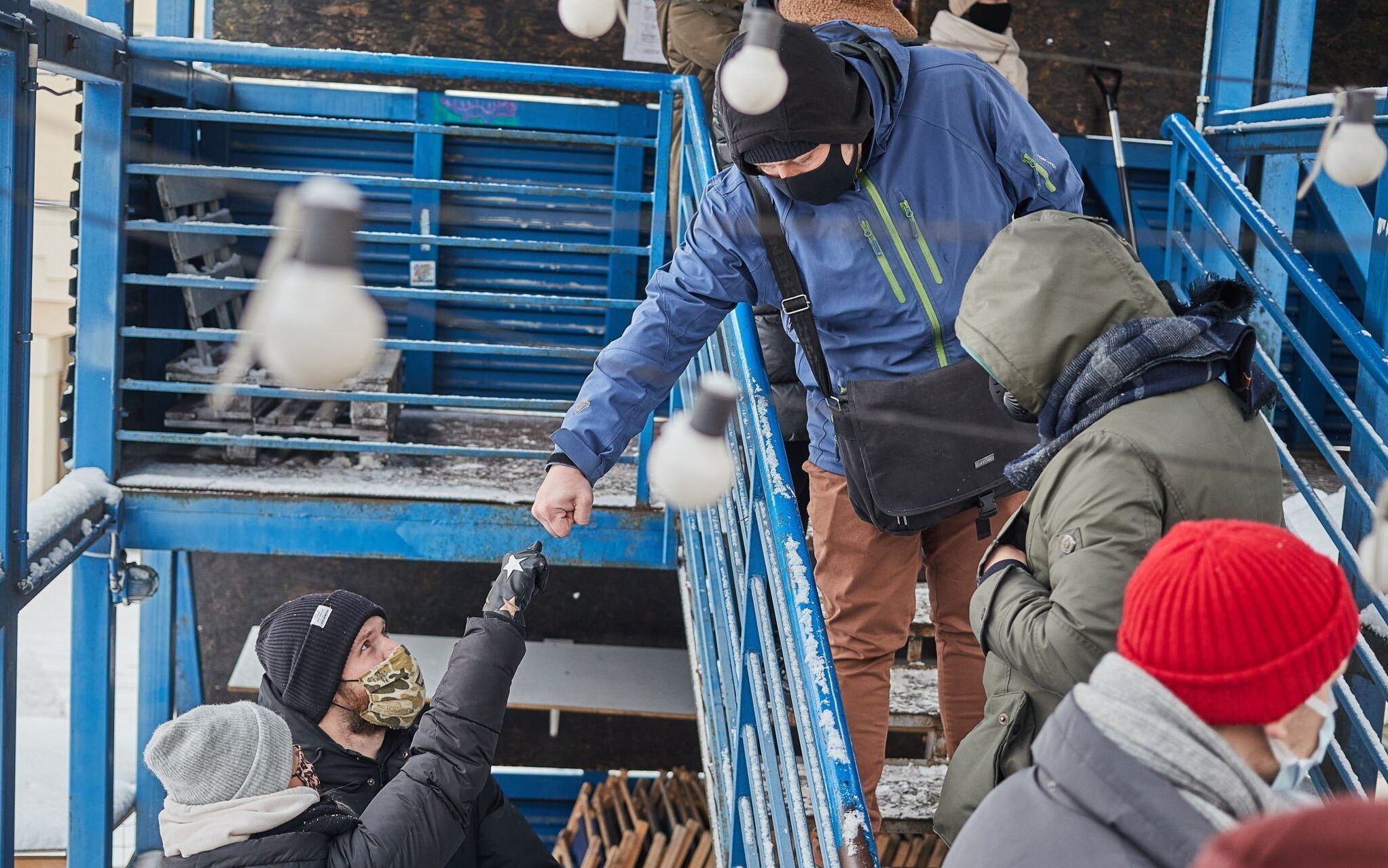 16.01.2021 Lodz , ul . Piotrkowska 17 . Pub Niebostan .  Kolejka po kawe w czasie pandemii " .
Fot. Tomasz Stanczak / Agencja Gazeta