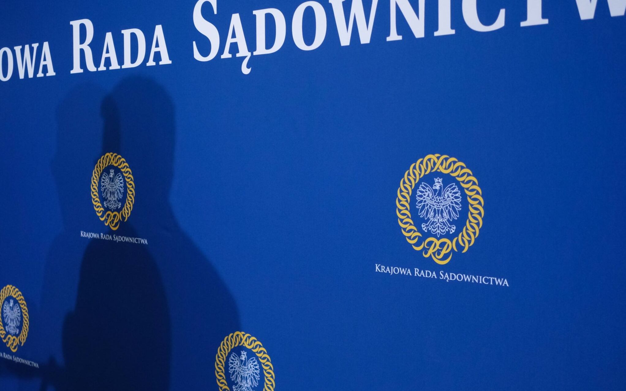 Grafika do artykułu Rodzina na swoim: jak mąż prezes sądu z nominacji Ziobry dostał od KRS wysoki awans do NSA