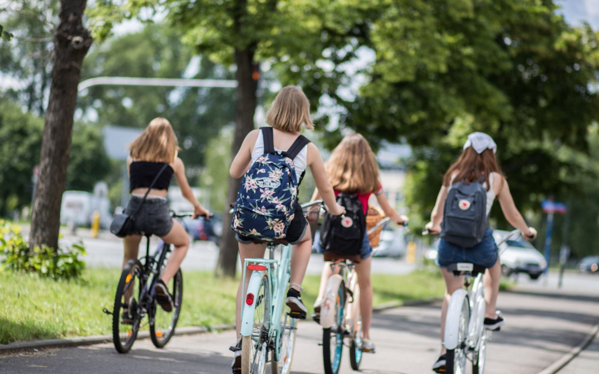 19.06.2020 Warszawa , ulica Ludwika Warynskiego . Rowerzysci na sciezce rowerowej . 
Fot. Adam Stepien / Agencja Gazeta