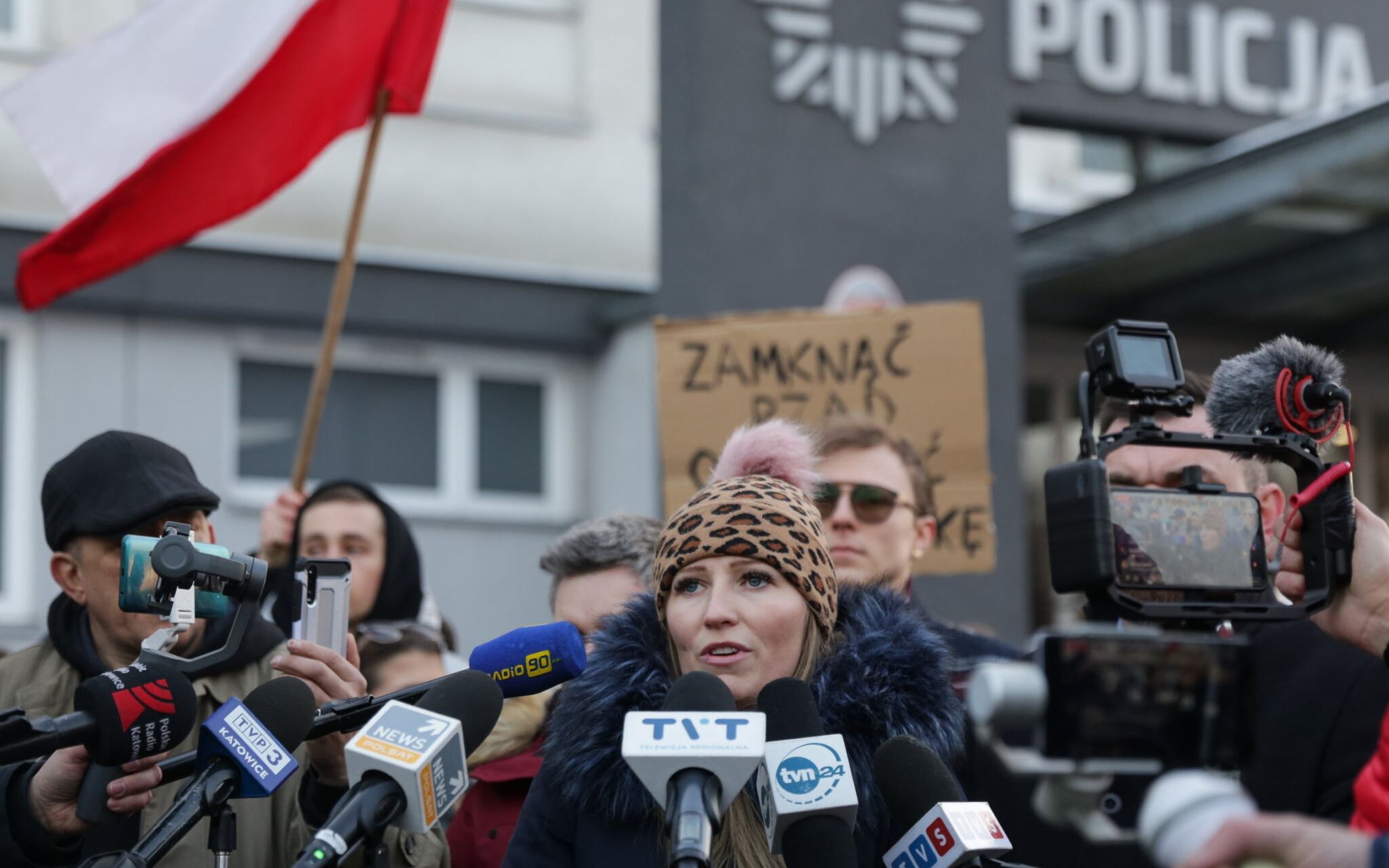 31.01.2021 Rybnik . Komenda Miejska Policji . Wlascicielka  klubu '' Face2Face'' Sandra Konieczny - Koza podczas pikiety w zwiazku z zamkniecirm klubu muzycznego '' Face2Face '' przez policje  w zwiazku z obostrzeniami zwiazanymi z epidemia koronawirusa .
Fot. Dominik Gajda /  Agencja Gazeta