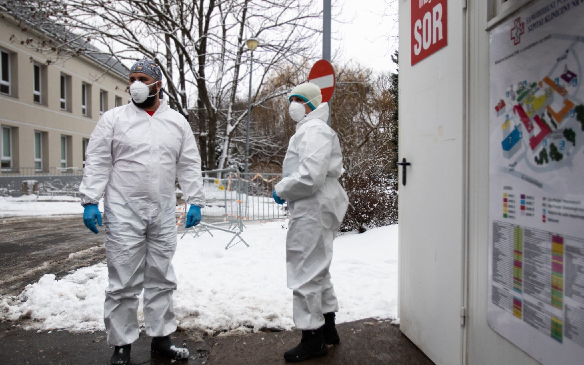 13.01.2021 Lublin , Samodzielny Publiczny Szpital Kliniczny Nr 4 . Praca medykow oddelegowanych do przeprowadzania wstepnej selekcji pacjentow trafiajacych na Szpitalny Odzial Ratunkowy , podczas pandemii koronawirusa i trudnych warunkow zimowych .
Fot. Jakub Orzechowski / Agencja Gazeta