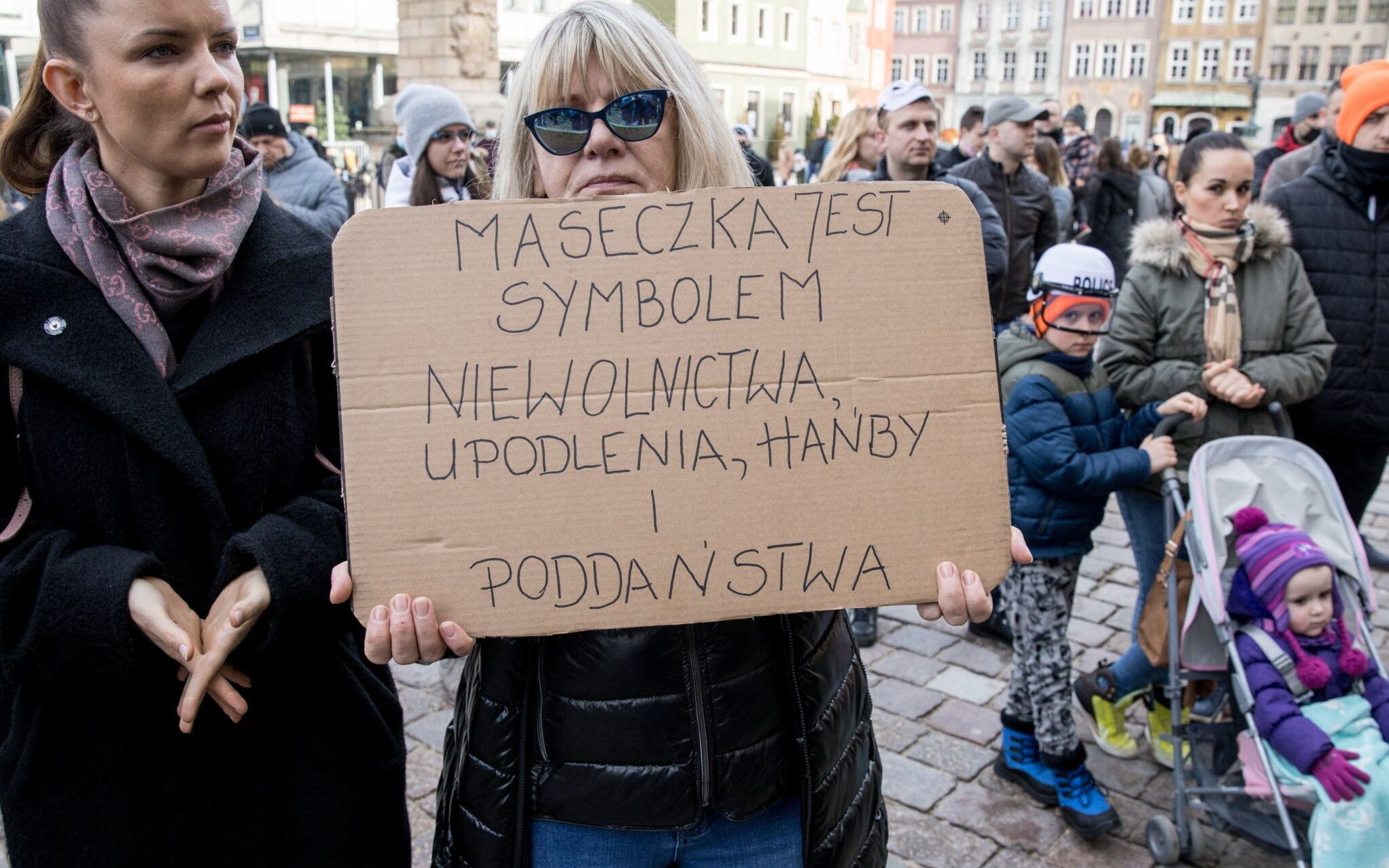 20.02.2020 Poznan , Stary Rynek . Protest koronasceptykow pod klubem " Havana " pod haslem " Miedzynarodowy Marsz o Wolnosc " .  
Fot. Lukasz Cynalewski / Agencja Gazeta