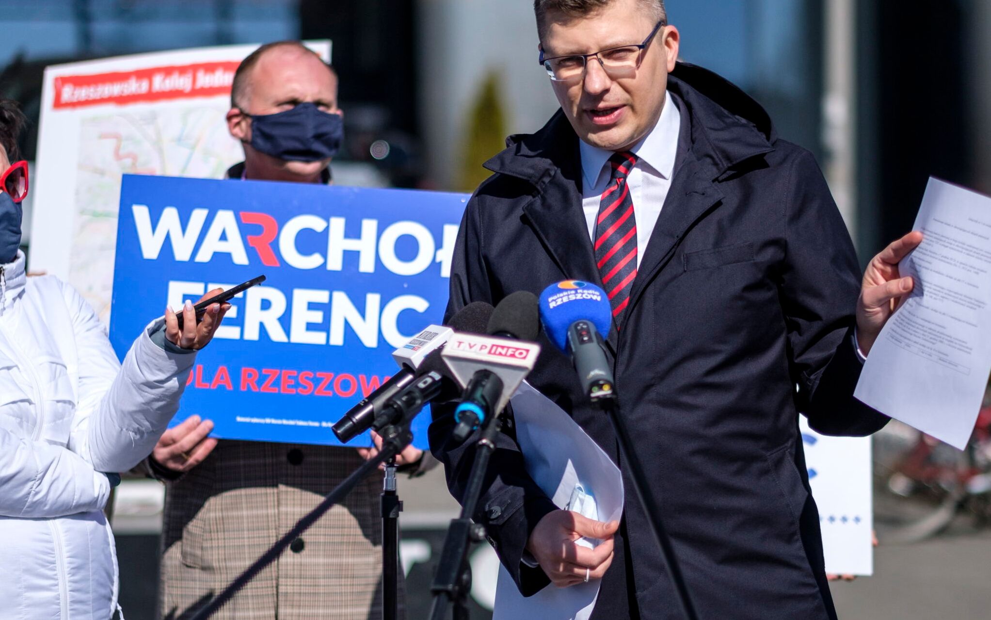 24.03.2021 Rzeszow , Rondo Dmowskiego , galeria Rzeszow . Konferencja prasowa kandydata na urzad prezydenta miasta Rzeszowa Marcina Warchola wraz z bylym prezydentem miasta Tadeuszem Ferencem . Podczas konferencji kandydat na prezydenta przedstawil plan budowy kolejki naziemnej .
Fot. Patryk Ogorzalek / Agencja Gazeta