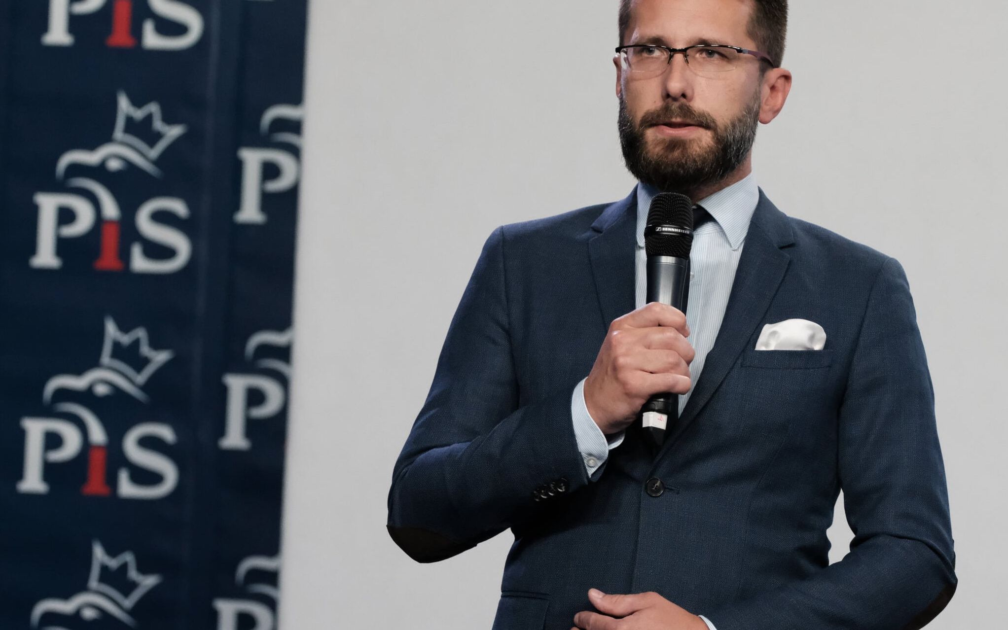 18.09.2020  Warszawa , ulica Nowogrodzka . Zastepca rzecznika prasowego Prawa i Sprawiedliwosci Radoslaw Fogiel podczas konferencji prasowej w sprawie kryzysu koalicyjnego .
Fot. Slawomir Kaminski / Agencja Gazeta