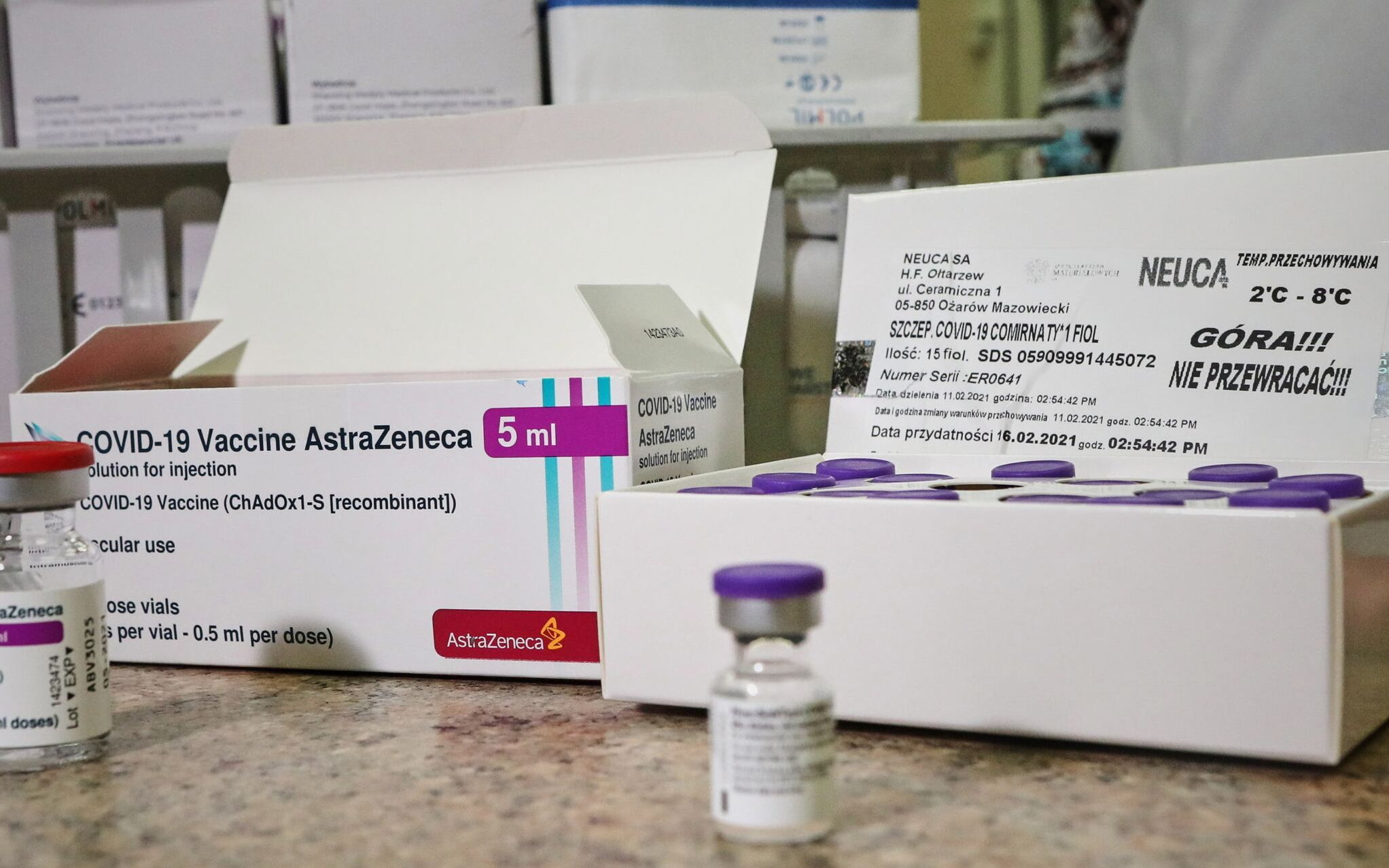 12.02.2021 Lodz , ulica Milionowa . Szpital Kliniczny imienia Karola Jonschera . Szczepionki przeciw covid - 19 firm AstraZeneca i Pfizer .
Fot. Tomasz Stanczak / Agencja Gazeta