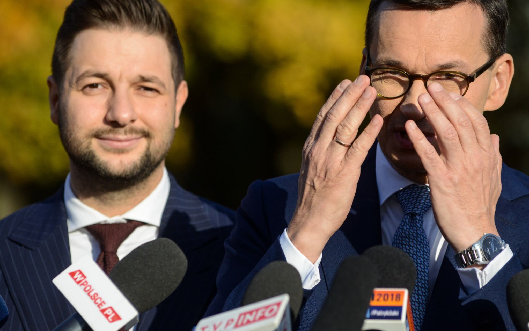 17.10.2018 Warszawa . Pole Mokotowskie , park imienia Marszalka Jozefa Pilsudskiego . Od lewej: kandydat Zjednoczonej Prawicy na prezydenta Warszawy Patryk Jaki , prezes Rady Ministrow Mateusz Morawiecki podczas konferencji prasowej .
Fot. Maciek Jazwiecki / Agencja Gazeta