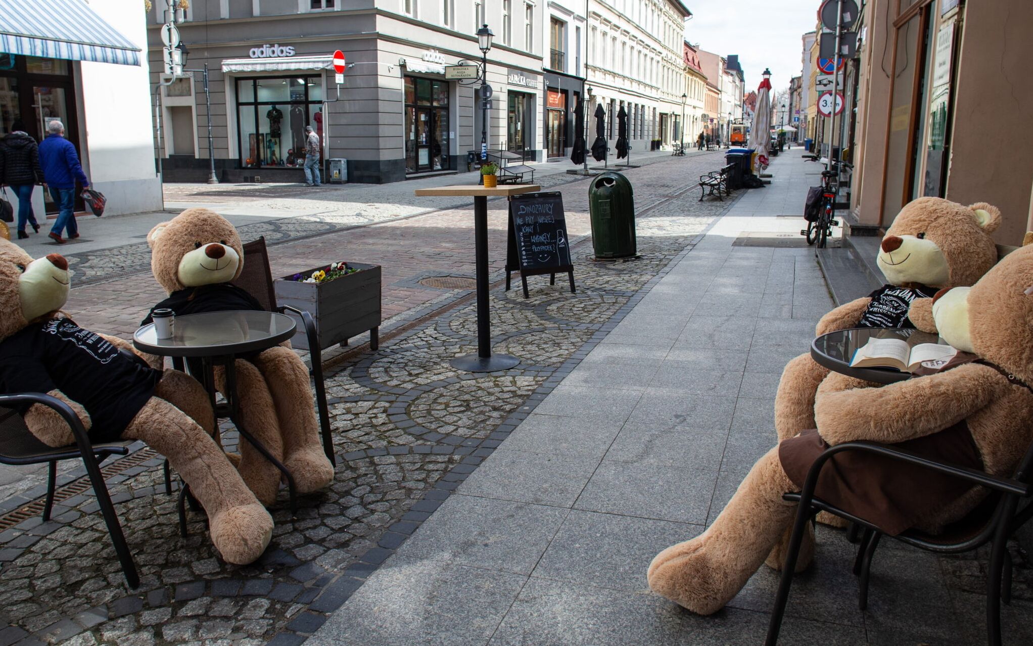 13.04.2021 Bydgoszcz . Pluszowe misie przed kawiarnia Cafe Kino w czasie epidemii koronawirusa zapraszaja klientow do zakupow na wynos .
Fot. Roman Bosiacki / Agencja Gazeta