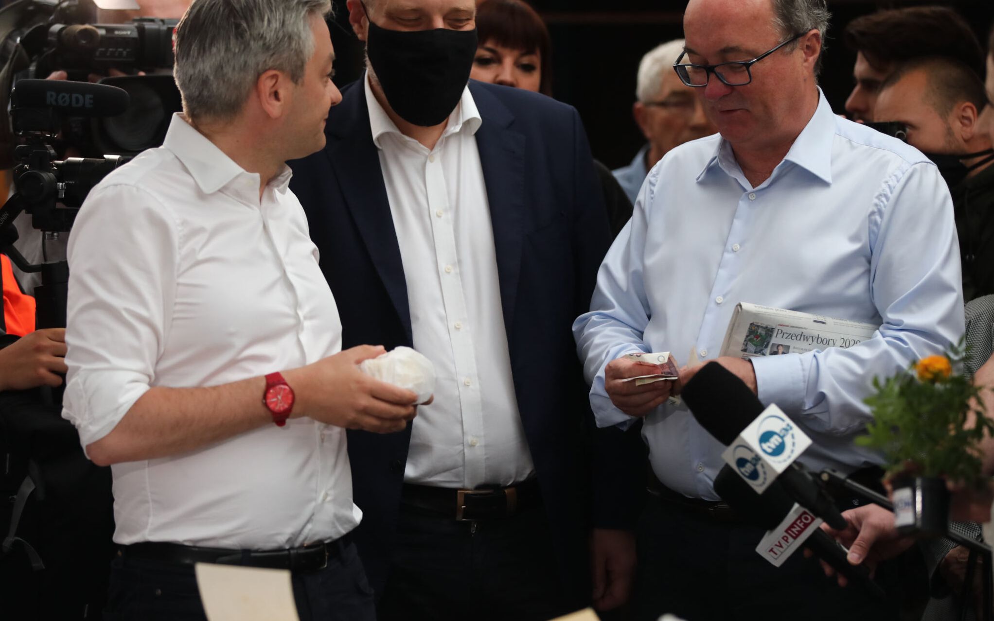 26.06.2020 Krakow , Stary Kleparz . Od lewej: kandydat na stanowisko prezydenta RP Robert Biedron , Adrian Zandberg , Wlodziemirz Czarzasty podczas zakupow na targu .
Fot. Jakub Wlodek / Agencja Gazeta