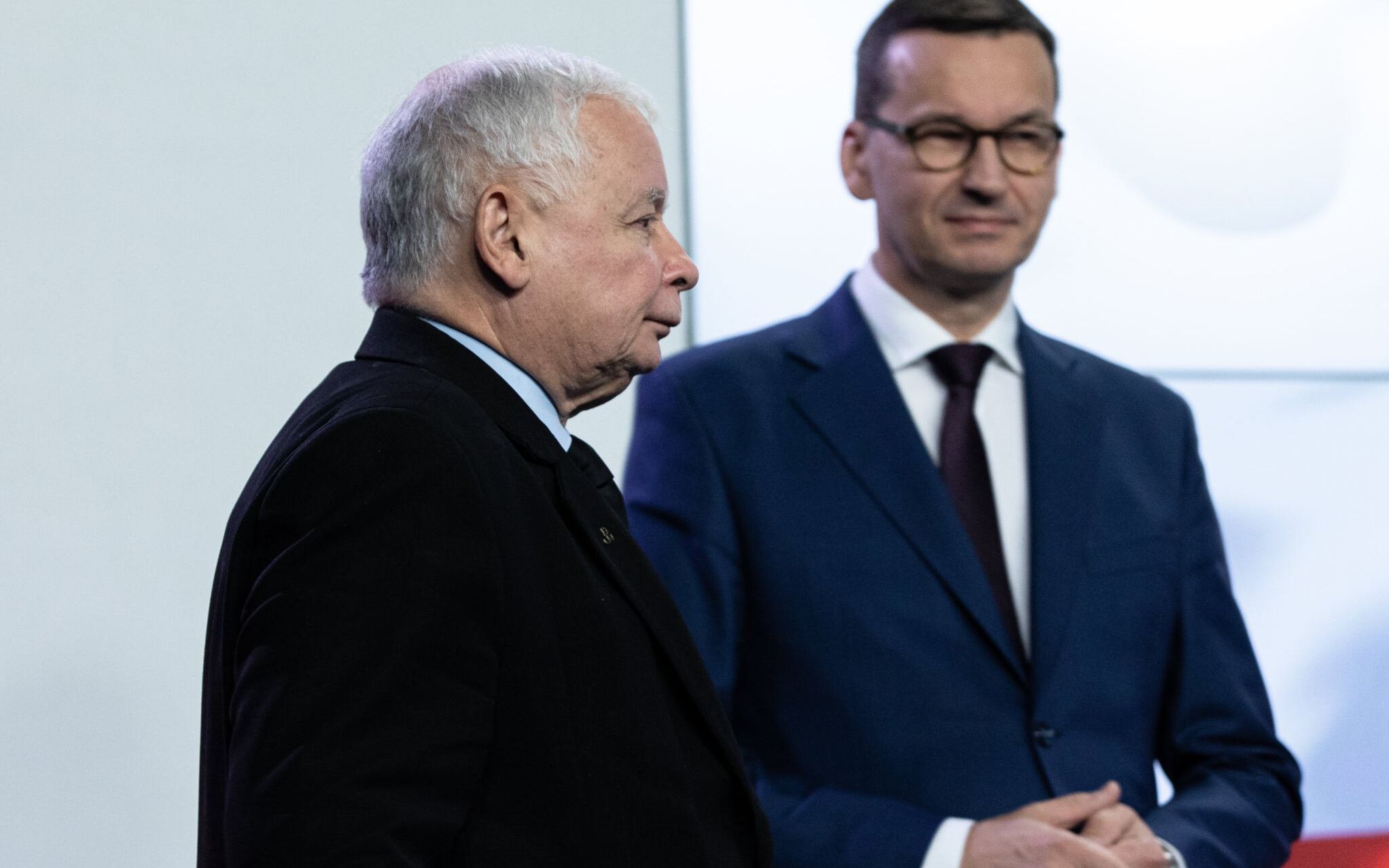 26.09.2020 Warszawa , ul. Nowogrodzka 84/86 . Prezes Prawa i Sprawiedliwosci Jaroslaw Kaczynski (L) i premier Mateusz Morawiecki (P) podczas podpisania umowy koalicyjnej liderow Zjednoczonej Prawicy .
Fot. Dawid Zuchowicz / Agencja Gazeta *** Local Caption *** .