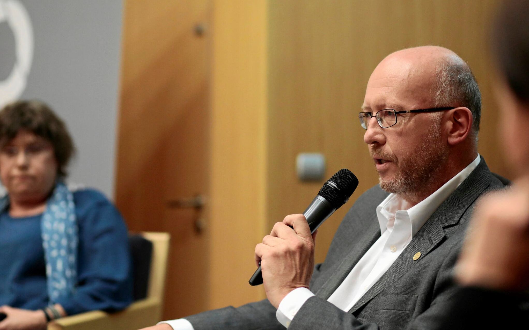 20.06.2017 Warszawa , ulica Czerska 8 / 10 . Od lewej: prof. Barbara Engelking , prof. Jan Grabowski , Dorota Wysocka - Schnepf podczas spotkania w Centrum Premier Czerska 8 / 10 . 
Fot. Dawid Zuchowicz / Agencja Gazeta