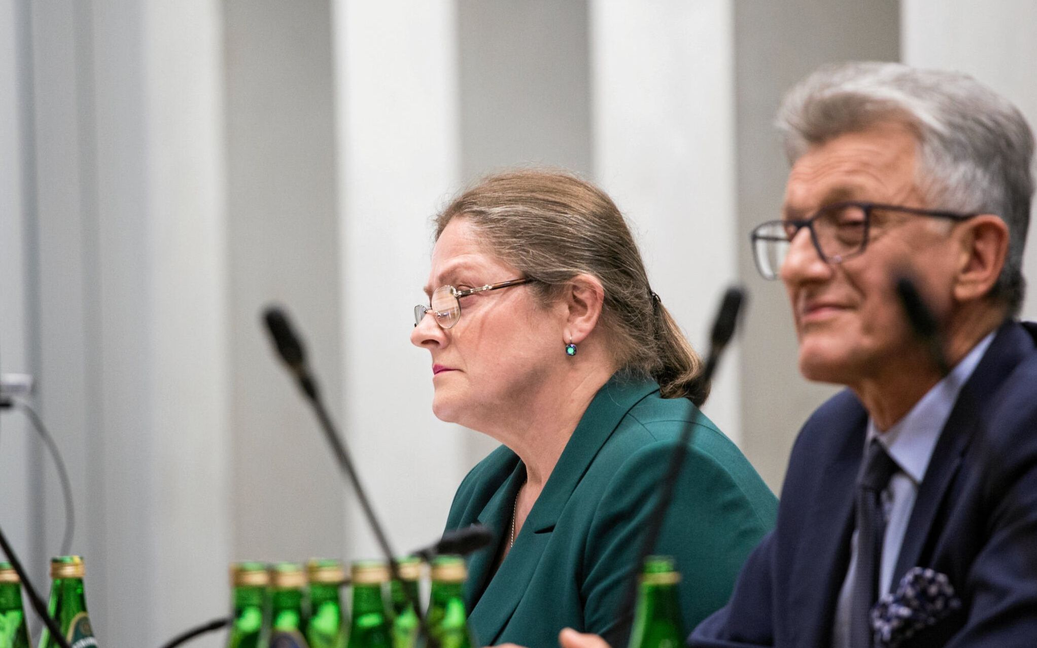 20.11.2019 Warszawa , Sejm . Byli poslowie PiS Krystyna Pawlowicz i Stanislaw Piotorwicz podczas posiedzenia Komisji Sprawiedliwosci i Praw Czlowieka . Trwa opiniowanie wnioskow w sprawie ich ew. wyboru na stanowiska sedziow Trybunalu Konstytucyjnego . Oboje byli wspolautorami i goracymi zwolennikami  przepisu mowiacego ze sedzia Sadu najwyzszego przechodzi w stan spodzynku w wieku 65 lat . Wowczas chodzilo o usuniecie z urzedu pierwszej prezes SN Malgorzaty Gersdorf . Dzis , na mocy tego przepisu , nie moga byc sedziami Trybunalu Konstytucyjnego - maja po 67 lat (wg. ustawy sedzia TK musi spelniac te same warunki co sedzia SN).
Fot. Adam Stepien / Agencja Gazeta