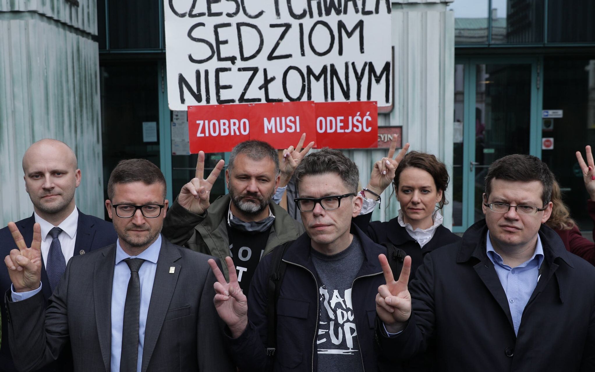 09.06.2020 Warszawa , plac Krasinskich . W pierwszym rzedzie : sedzia Igor Tuleya (c) , prezes Stowarzyszenia Sedziow Polskich Iustitia Krystian Markiewicz (p) i sedzia Pawel Juszczyszyn (l) podczas demonstracji wsparcia dla sedziego Tulei w zwiazku z wnioskiem o uchylenie mu immunitetu przez Izbe Dyscyplinarna SN .

Fot. Dawid Zuchowicz / Agencja Gazeta
