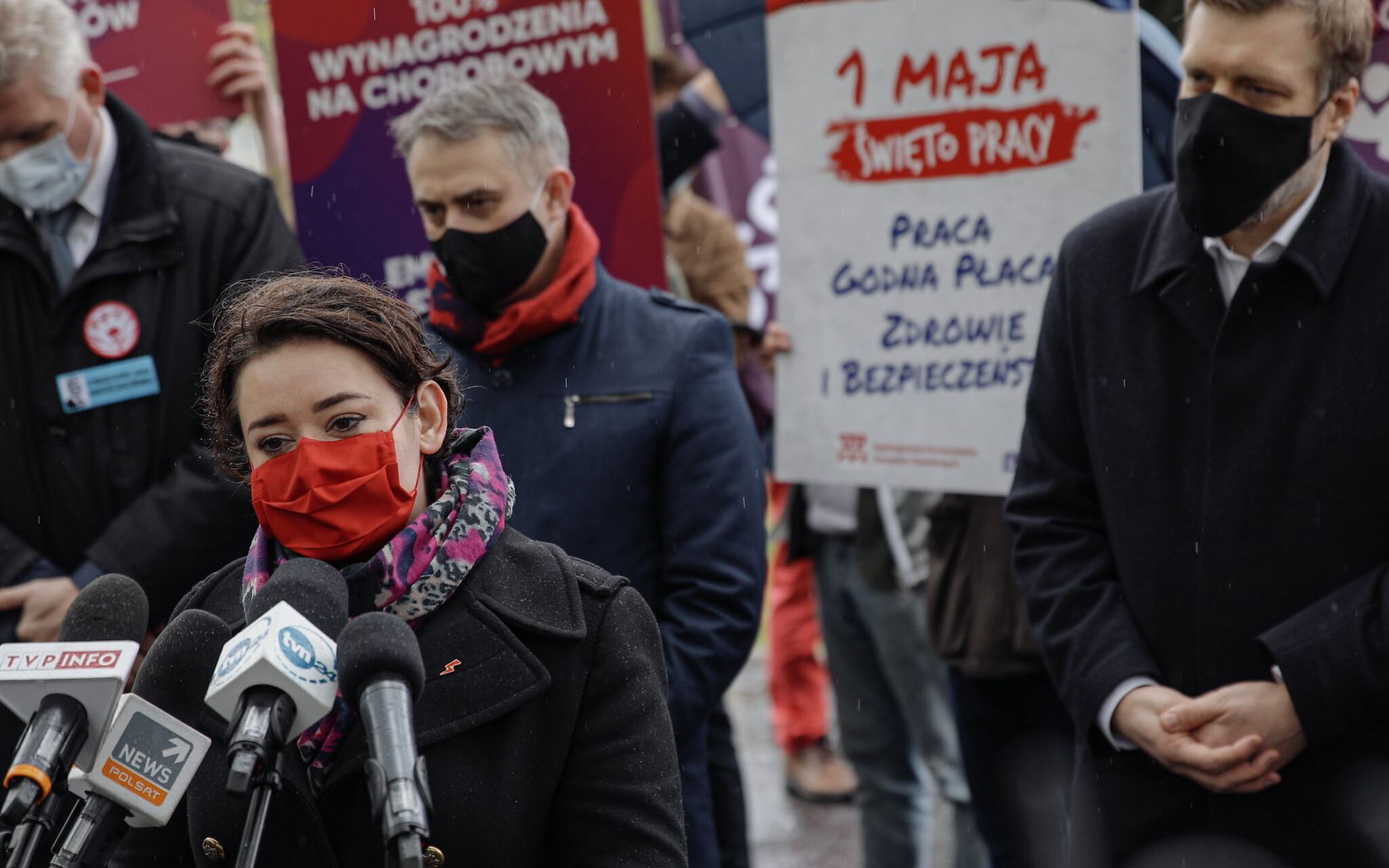 01.05.2021 Warszawa, Plac na Rozdrozu. Adrian Zandberg (p) , Krzysztof Gawkowski (2p) i Anna-Maria Zukowska (z przodu) podczas konferencji prasowej Nowej Lewicy i Razem pod pomnikiem Daszynskiego.
Fot. Dawid Zuchowicz / Agencja Gazeta