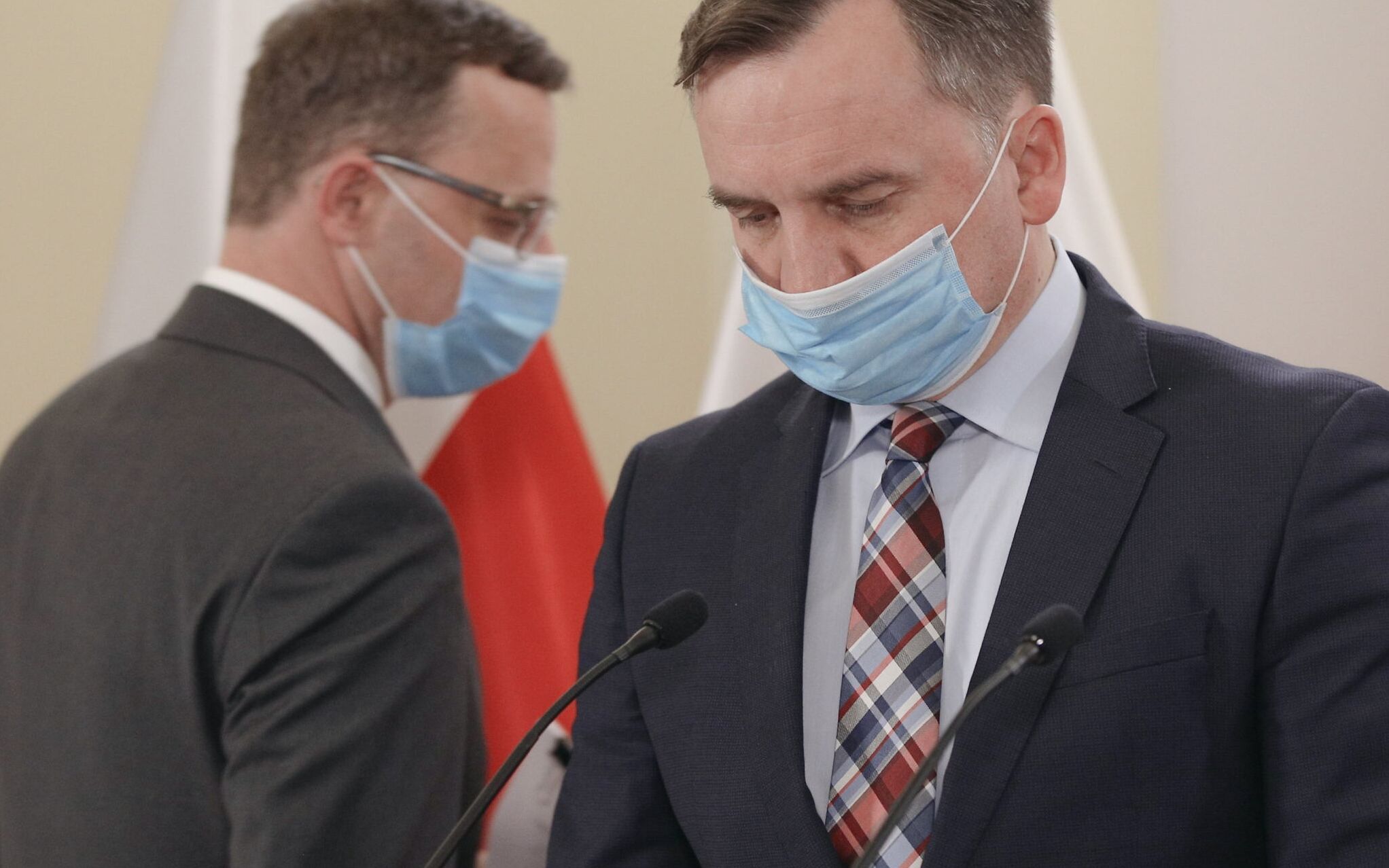 11.05.2021 Warszawa . Ministerstwo Sprawiedliwosci . Od lewej: podsekretarz stanu Ministerstwa Sprawiedliwosci Marcin Romanowski , minister sprawiedliwosci , prokurator generalny Zbigniew Ziobro podczas konferencji prasowej w sprawie reformy prawa rodzinnego .
Fot. Dawid Zuchowicz / Agencja Gazeta