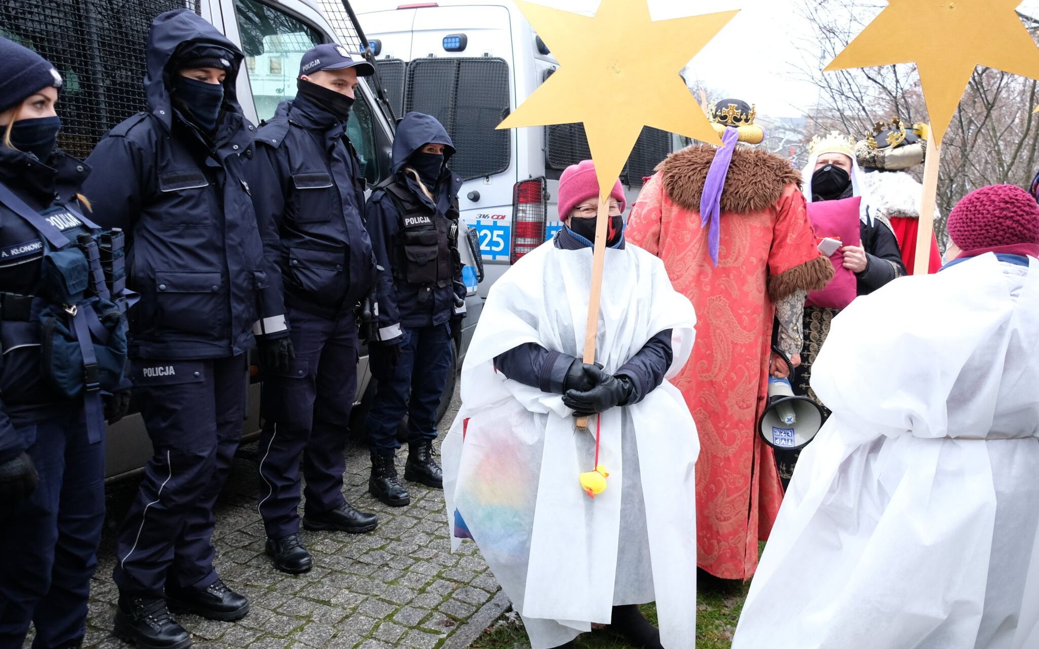 10.01.2021 Warszawa , plac Pilsudskiego . 129 . miesiecznica smolenska w czasie epidemii koronawirusa .  Katarzyna Augustyniak (C) podczas kontrmanifestacji Lotnej Brygady Opozycji w formie Orszaku Trzech Kroli .
Fot. Slawomir Kaminski / Agencja Gazeta
