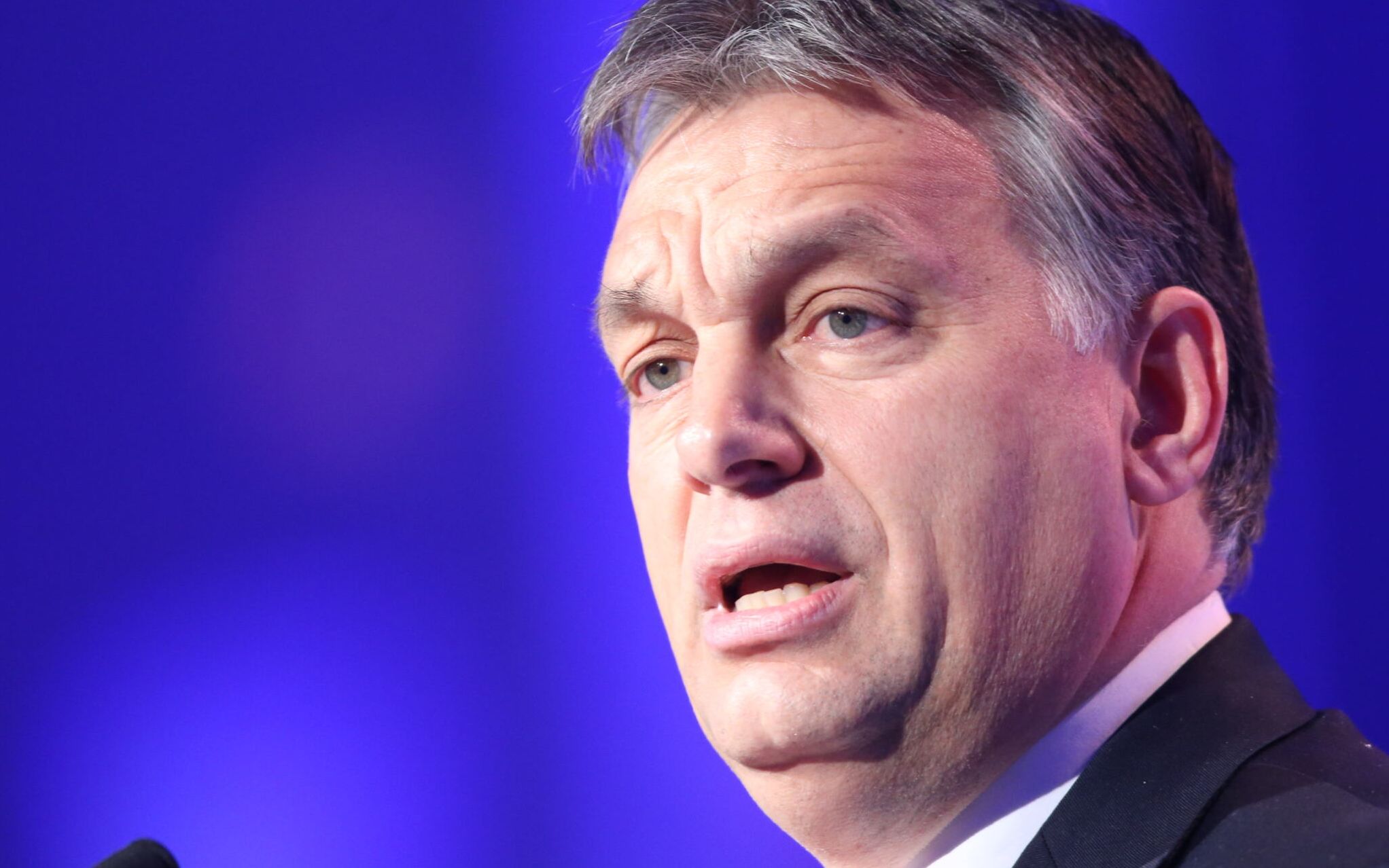Grafika do artykułu Orbán rusza z krucjatą na LGBT+. Potrzebuje nowego wroga, bo traci poparcie?