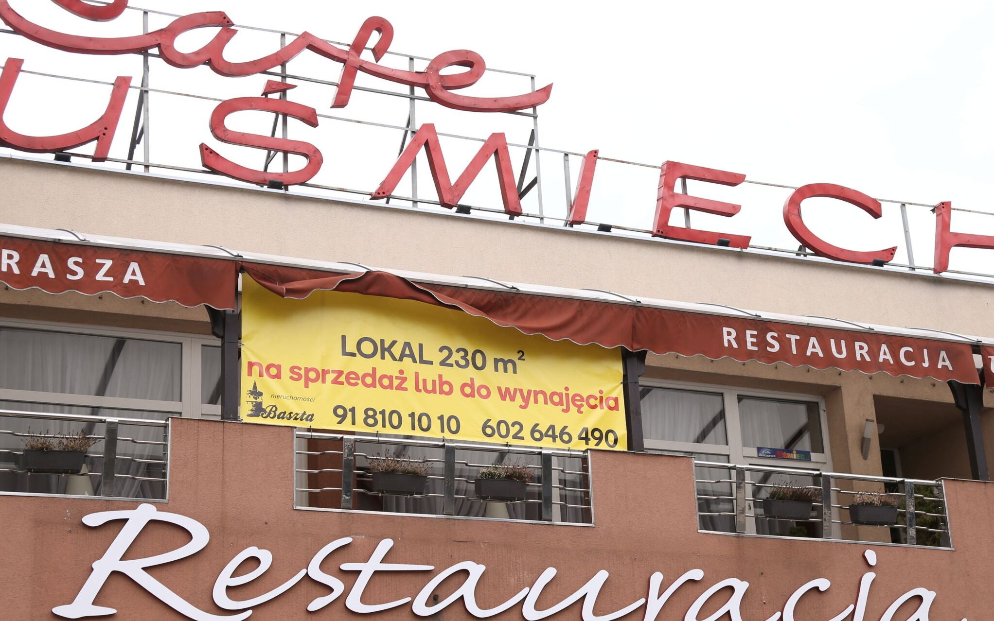 12.04.2021 Szczecin , Brama Portowa , budynek przychodnia lekarska Medicus i restauracja - kawiarnia Cafe Usmiech . Restauracja z dluga historia zostala zamknieta .
Fot. Cezary Aszkielowicz / Agencja Gazeta