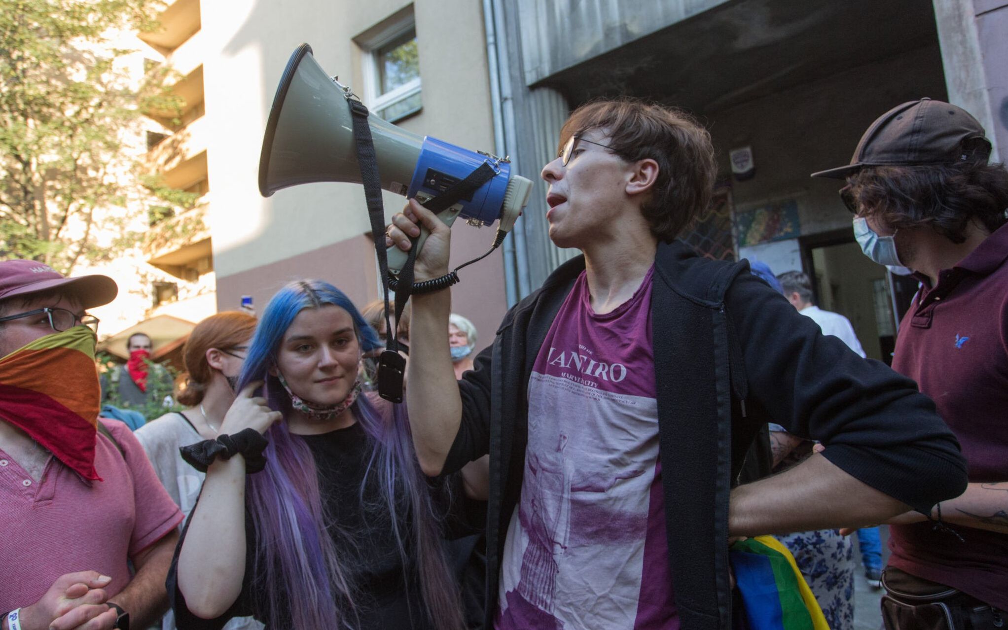 07.08.2020 Warszawa . ulica Solec . Blokada aresztowania aktywistki KPH . nz Margot z megafonem , Lania (2p) . 
Fot. Adam Stepien / Agencja Gazeta