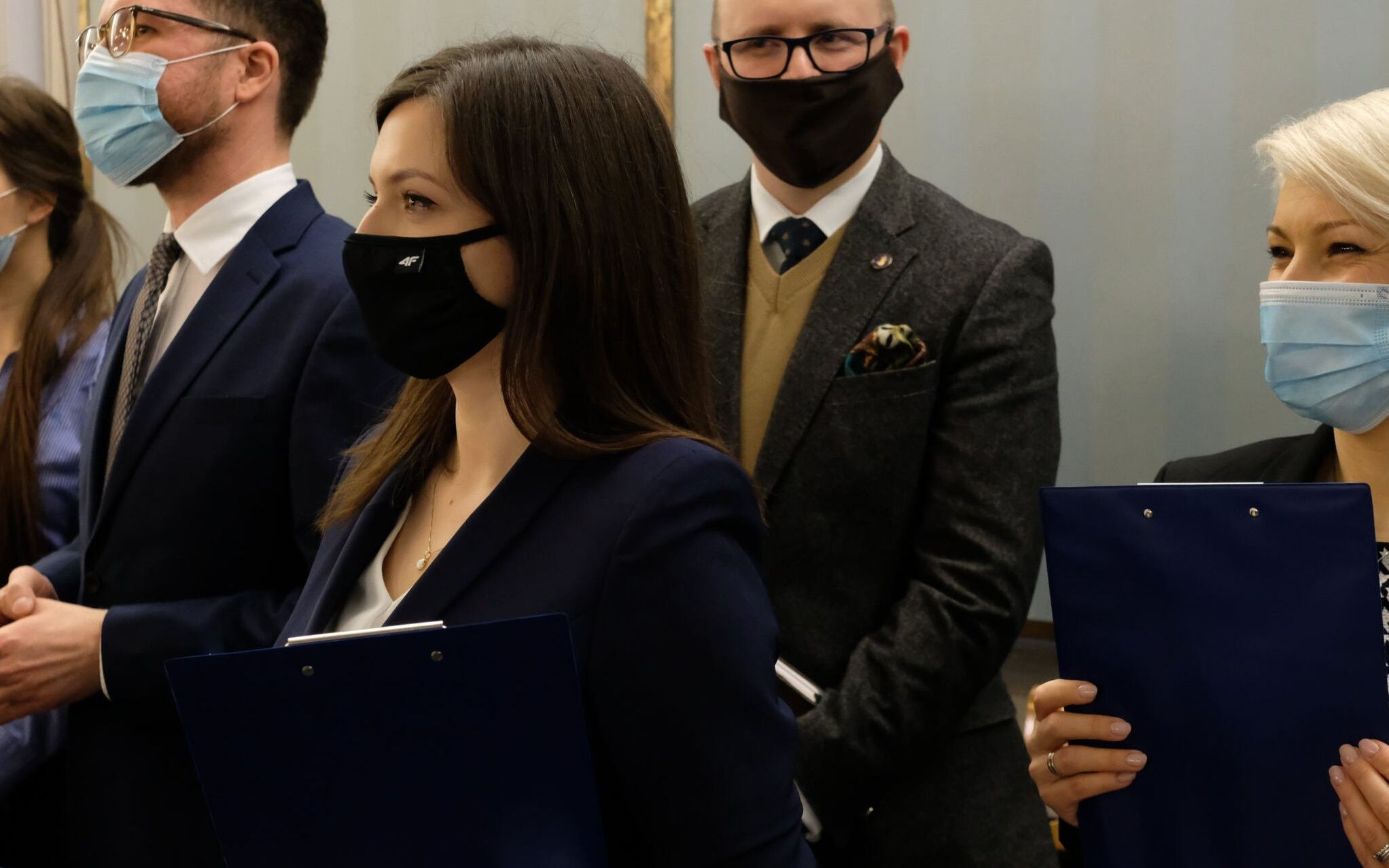 17.03.2021 Warszawa . Sejm . Wiceprezes zarzadu Ordo Iuris Tymoteusz Zych (2L), dyrektor Centrum Prawa Miedzynarodowego Ordo Iuris Karolina Pawlowska (3P), prezes zarzadu Ordo Iuris Jerzy Kwasniewski (2P), koordynator projektow administracyjnych i wydawniczych Ordo Iuris Ewa Rowinska (P) podczas konferecji prasowej '' Tak dla rodziny , nie dla gender '' Ordo Iuris i Komitetu Obywatelskiego .
Fot. Slawomir Kaminski / Agencja Gazeta