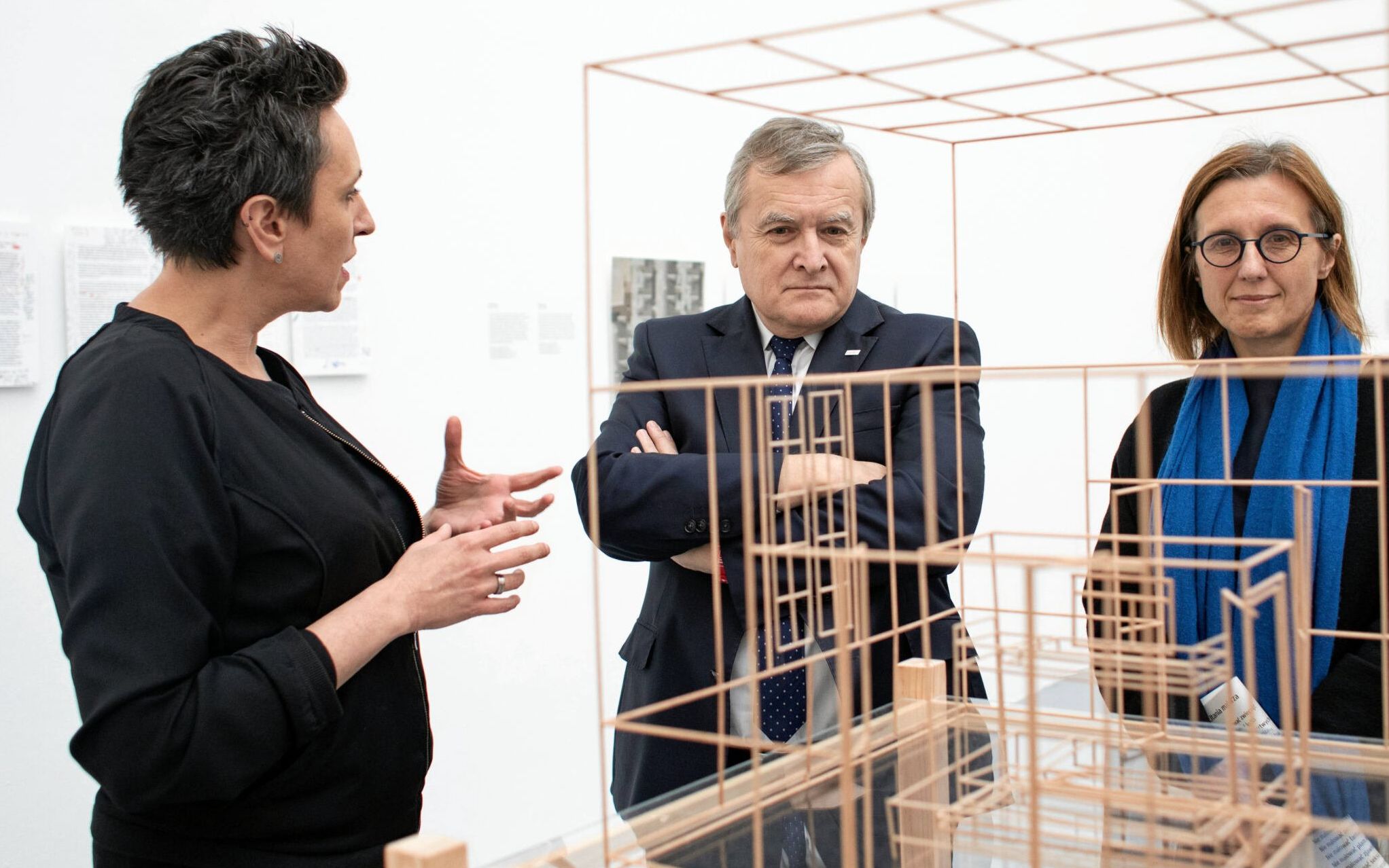 26.09.2018 Warszawa . Narodowa Galeria Sztuki Zacheta . Minister kultury i dziedzictwa narodowego Piotr Glinski (C), dyrektor Zachety Hanna Wroblewska (P) podczas zwiedzania wystawy " Co po Cybisie " . 
Fot. Dawid Zuchowicz / Agencja Gazeta